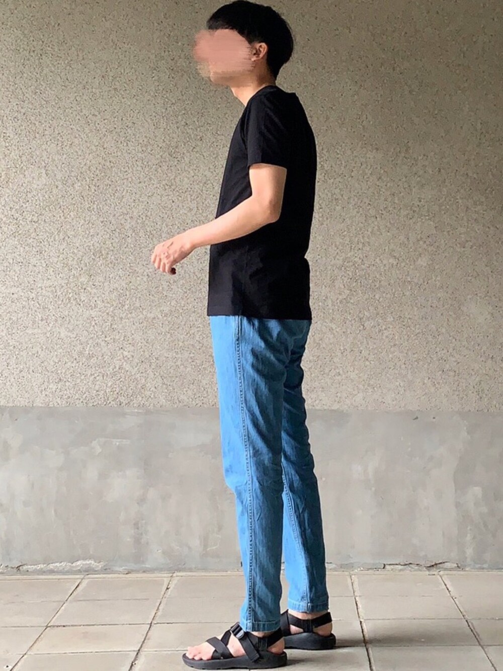 「夏コーデ、プチプラ、プチプラコーデ、ユニクロ、ユニクロコーデ、UNIQLO、イージーパンツ、黒Tシャツ、chaco、スポーツサンダル」｜「UNIQLOのスーピマコットンクルーネックT（半袖）（Tシャツ/カットソー、ブラック系）」を使った、はるさん（メンズ・178cm）の夏コーディネートの1枚目の写真