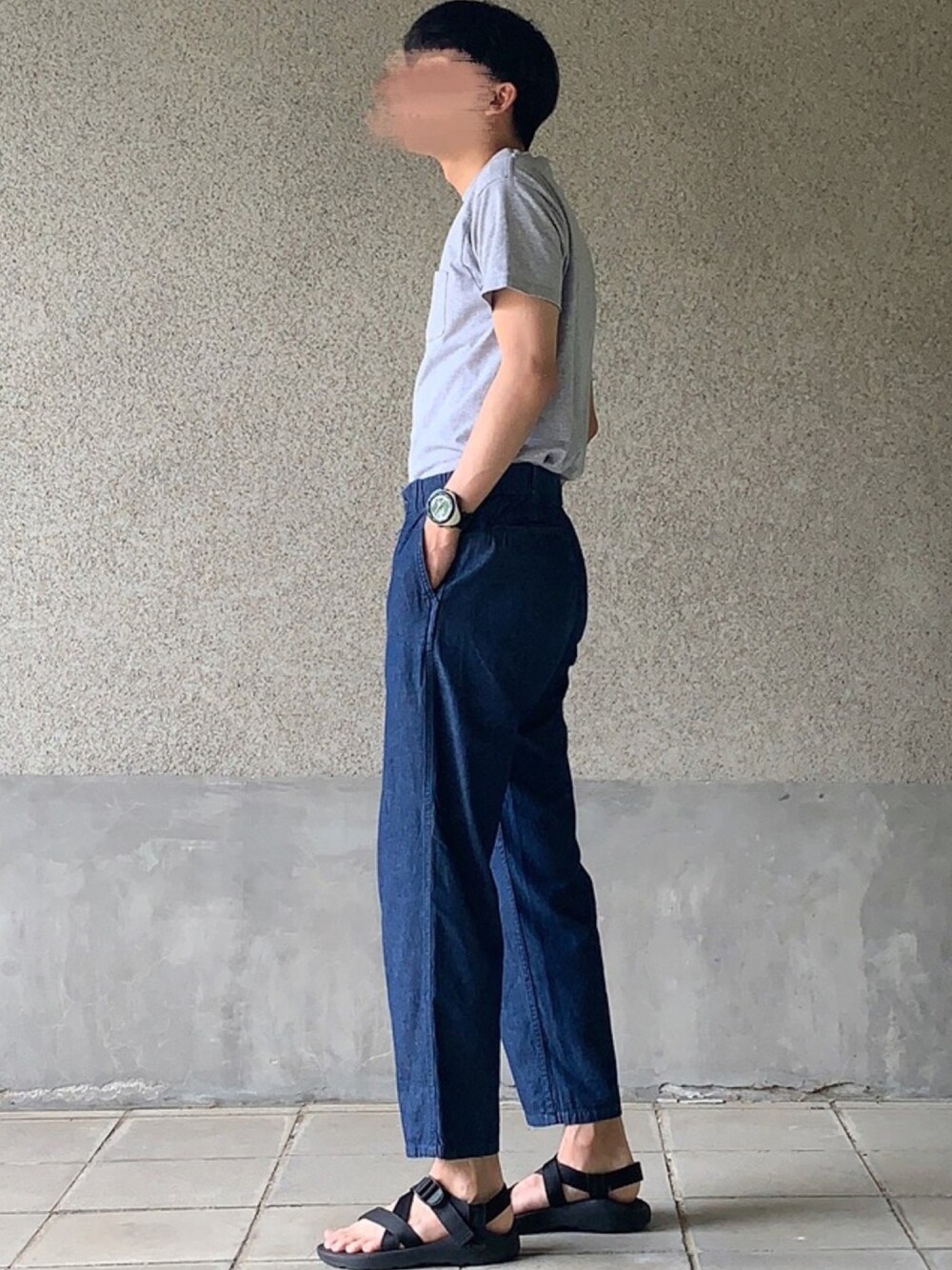 「Tシャツ、ポケットＴシャツ、ワイドデニム、ワイドパンツ、ワイドシルエット、chaco、タックイン、ゆるコーデ、シンプルコーデ、夏コーデ」｜「niko and...のUSAコットンポケットＴシャツ（Tシャツ/カットソー、グレー系）」を使った、はるさん（メンズ・178cm）の夏コーディネートの1枚目の写真