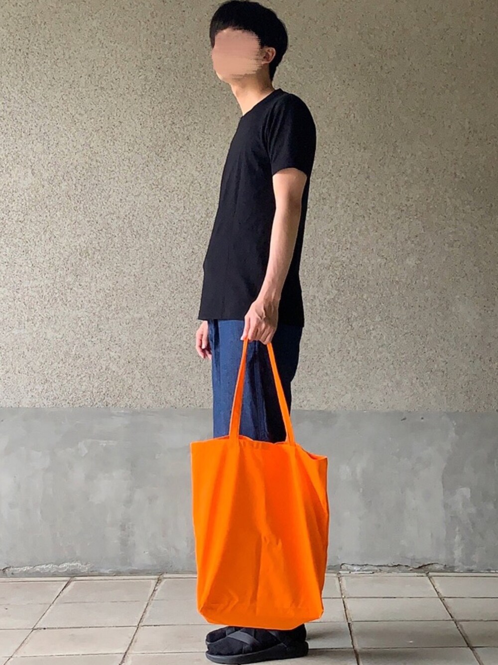 「オレンジ、トートバッグ、差し色、差し色(オレンジ)、Tシャツ、黒Tシャツ、ワイドパンツ、ワイドデニム、chaco、夏だ！Tシャツ着よう！」｜「UNIQLOのスーピマコットンクルーネックT（半袖）（Tシャツ/カットソー、ブラック系）」を使った、はるさん（メンズ・178cm）の夏コーディネートの1枚目の写真