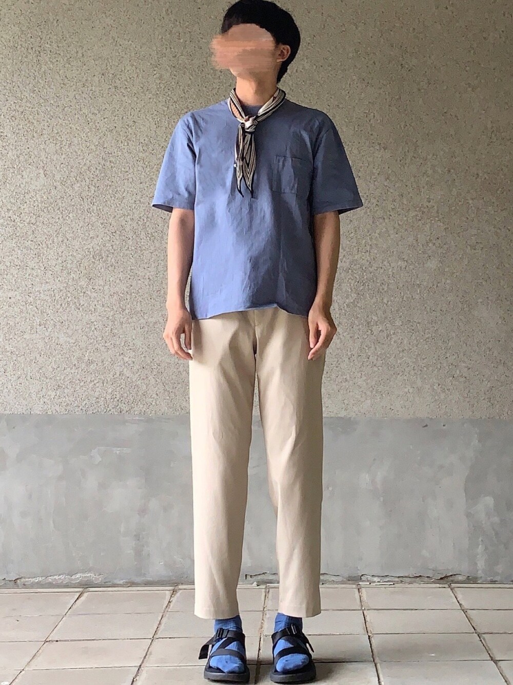 「ブルーコーデ、Steven Alan、ポケットＴシャツ、スカーフ、スカーフアレンジ、カラーソックス、ユニクロ、スポーツサンダル、chaco、夏だ！Tシャツ着よう！」｜「Steven Alanの＜Steven Alan＞ TRKY 1POC CREW SSL/Tｼｬﾂ ◆（Tシャツ/カットソー、ブルー系）」を使った、はるさん（メンズ・178cm）の夏コーディネートの1枚目の写真