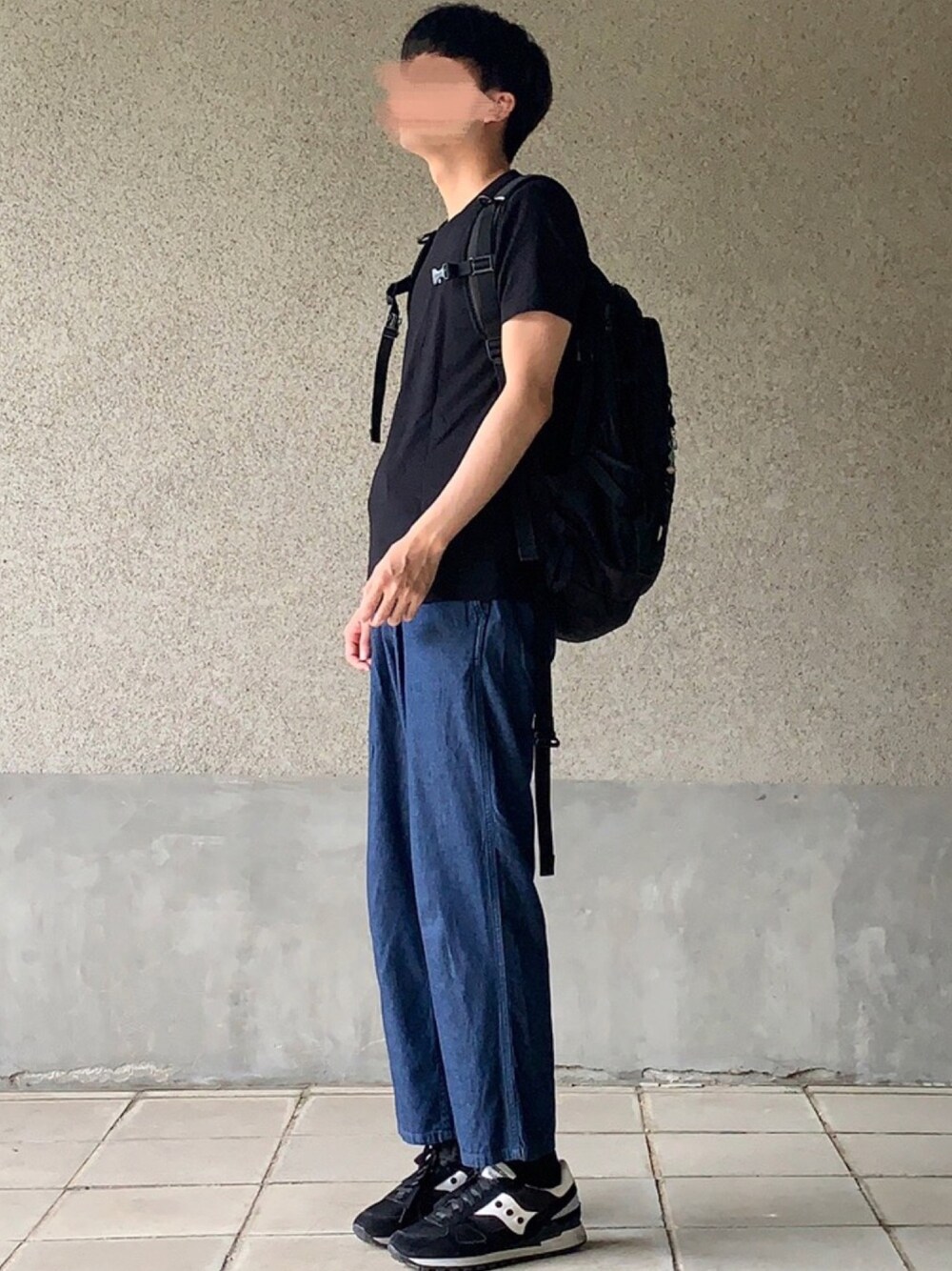「Tシャツ、黒Tシャツ、黒スニーカー、サッカニー、ユニクロ、UNIQLO、ワイドデニム、ワイドパンツ、黒リュック」｜「COLEMANのウォーカー33/WALKER（バックパック/リュック、ブラック系）」を使った、はるさん（メンズ・178cm）の夏コーディネートの1枚目の写真