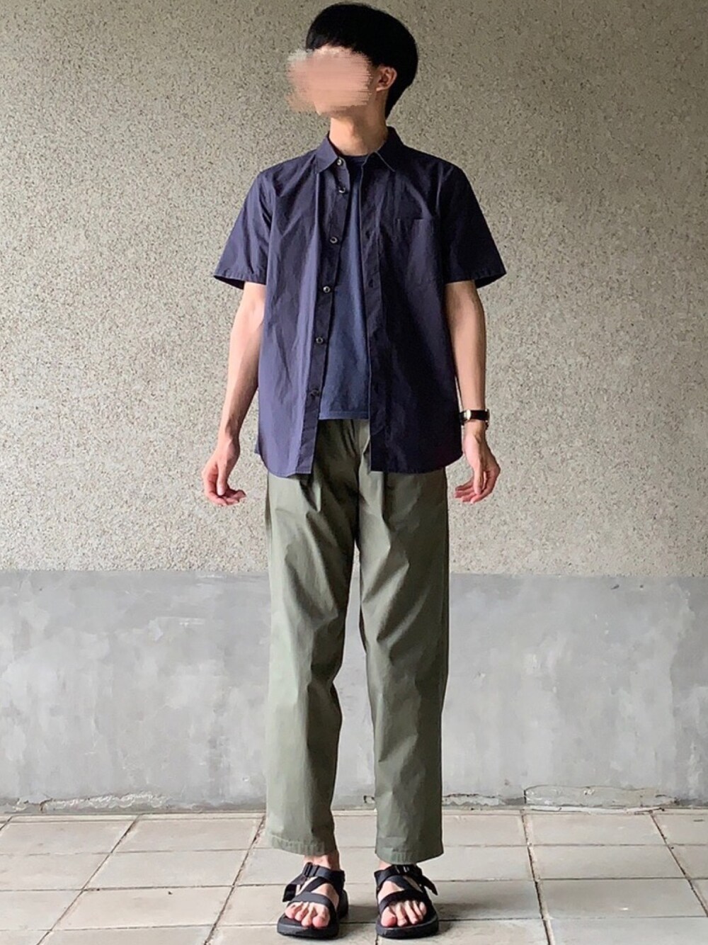 「シンプルコーデ、レイヤードスタイル、半袖シャツ、Tシャツ、A.P.C.、chaco、ネイビー×カーキ、カーキパンツ」｜「A.P.C.のCHEMISE ANDREAS 17E（シャツ/ブラウス、ブルー系）」を使った、はるさん（メンズ・178cm）の夏コーディネートの1枚目の写真