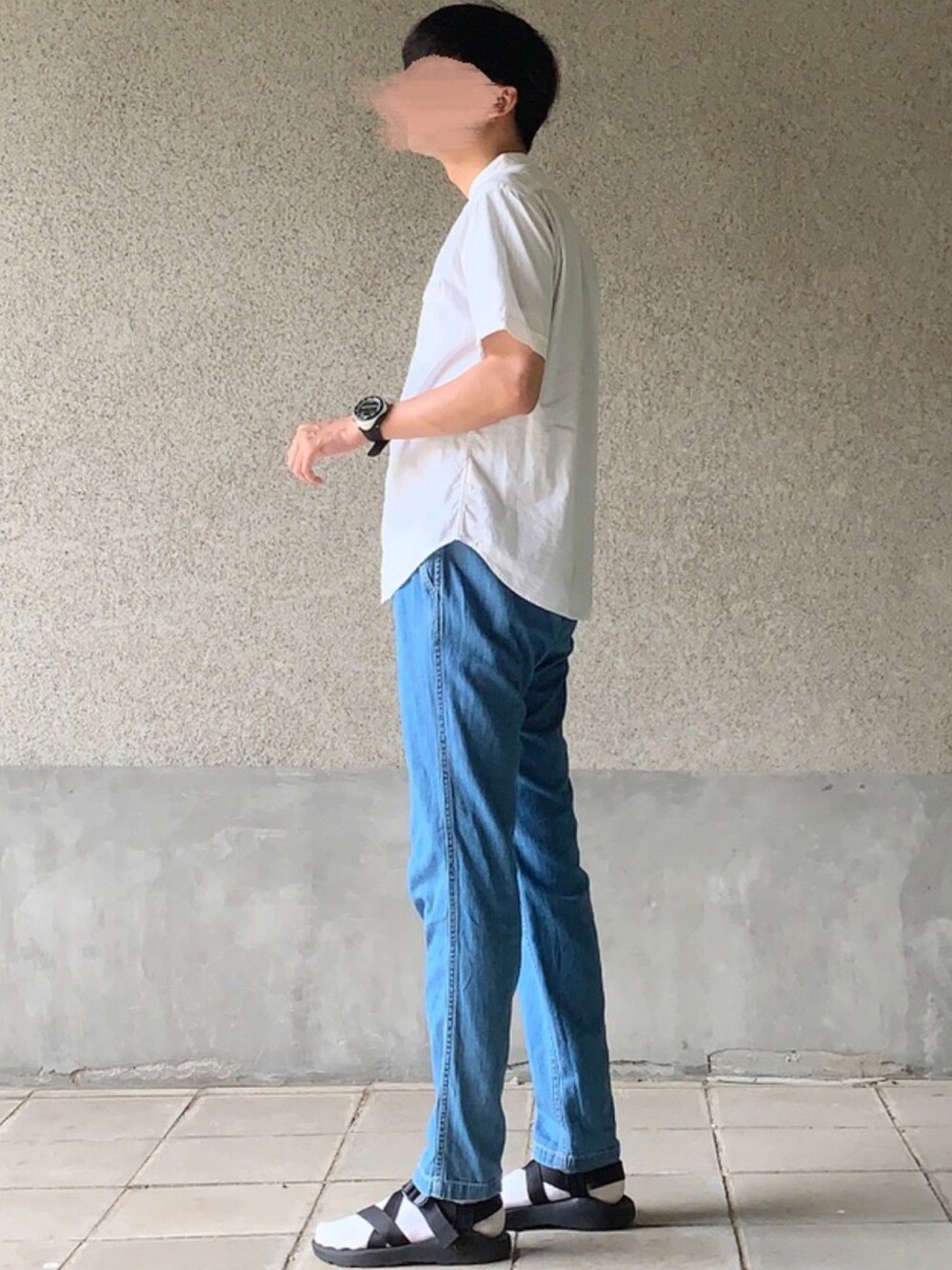 「白シャツ、半袖シャツ、バンドカラー、バンドカラーシャツ、ユニクロ、イージーパンツ、デニム、ライトブルー、chaco、スポーツサンダル」｜「green label relaxingのアイテム（シャツ/ブラウス、ホワイト系）」を使った、はるさん（メンズ・178cm）の夏コーディネートの1枚目の写真