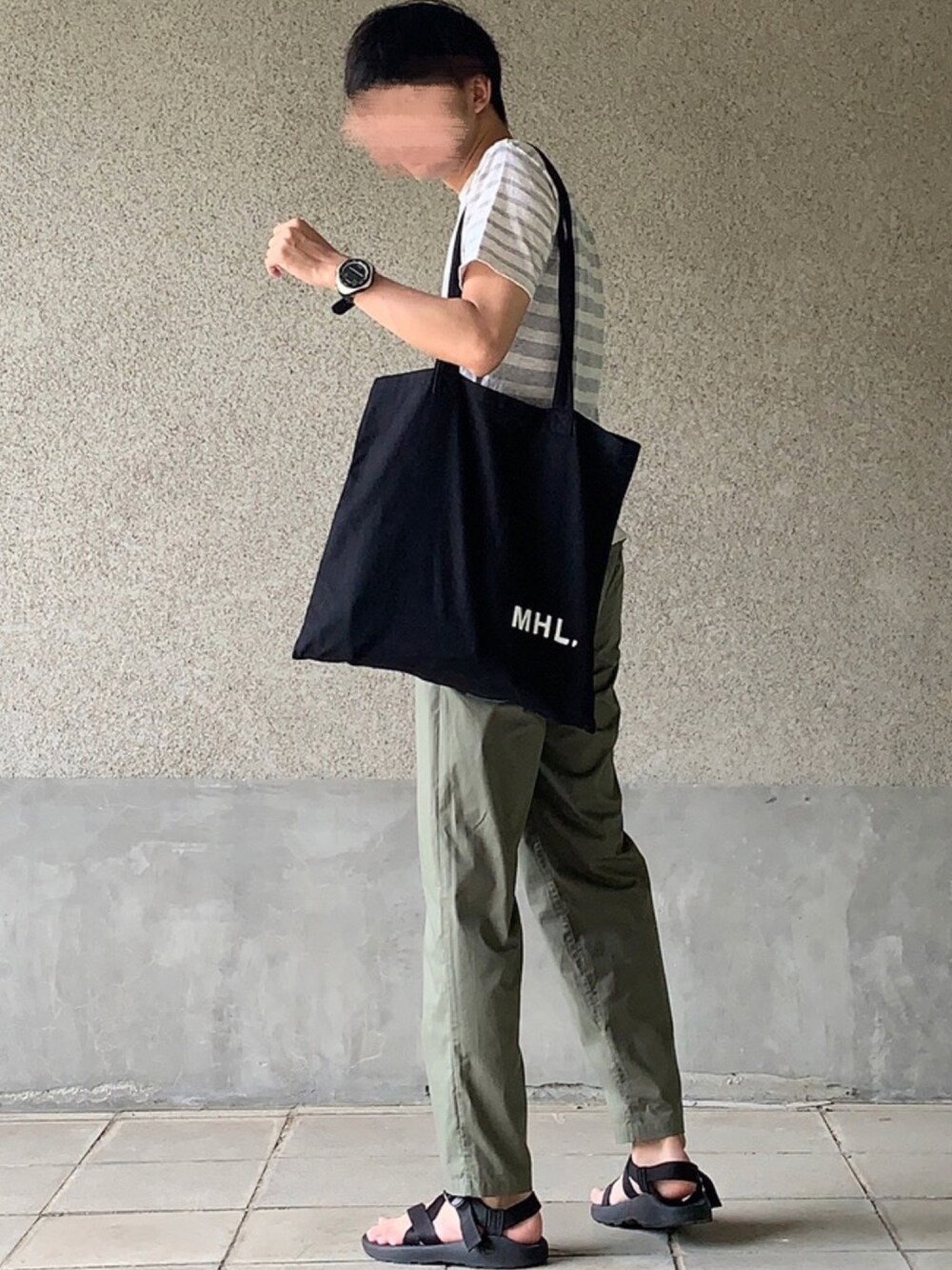 「シンプルコーデ、Tシャツ、ボーダー、ボーダートップス、ボーダーTシャツ、サマーニット、トートバッグ、MHL.、chaco、アースカラー」｜「MHL.のLIGHT COTTON DRILL（トートバッグ、ブラック系）」を使った、はるさん（メンズ・178cm）の夏コーディネートの1枚目の写真