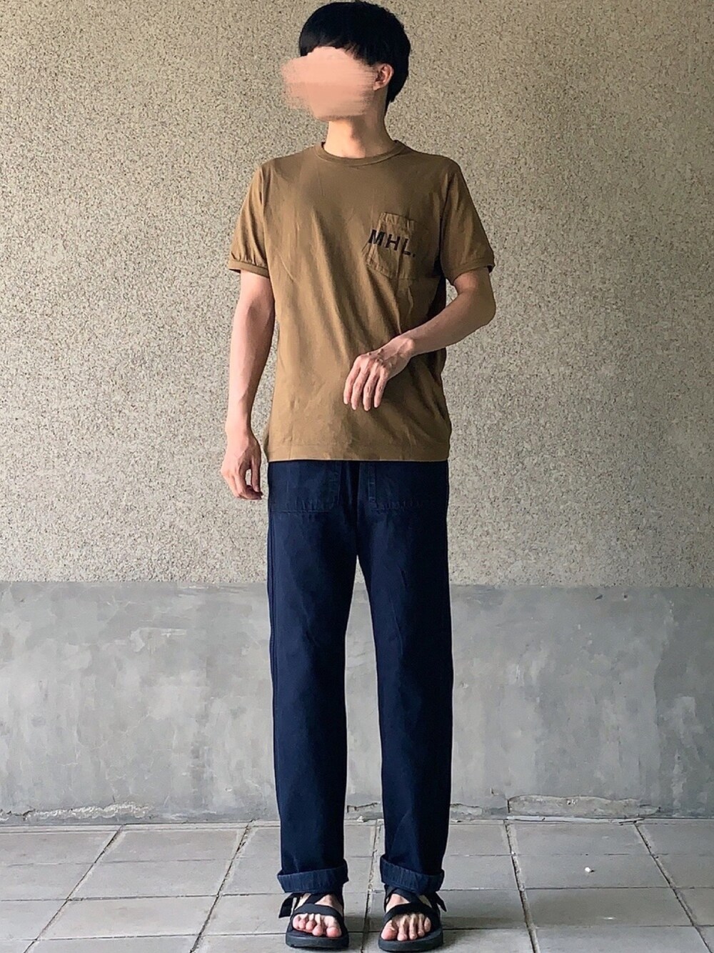 「シンプルコーデ、MHL.、秋色、chaco、ワイドパンツ、イージーパンツ、ロゴT、ポケットＴシャツ、キャメル、スポーツサンダル」｜「MHL.のPRINTED JERSEY（Tシャツ/カットソー、ベージュ系）」を使った、はるさん（メンズ・178cm）の夏コーディネートの1枚目の写真