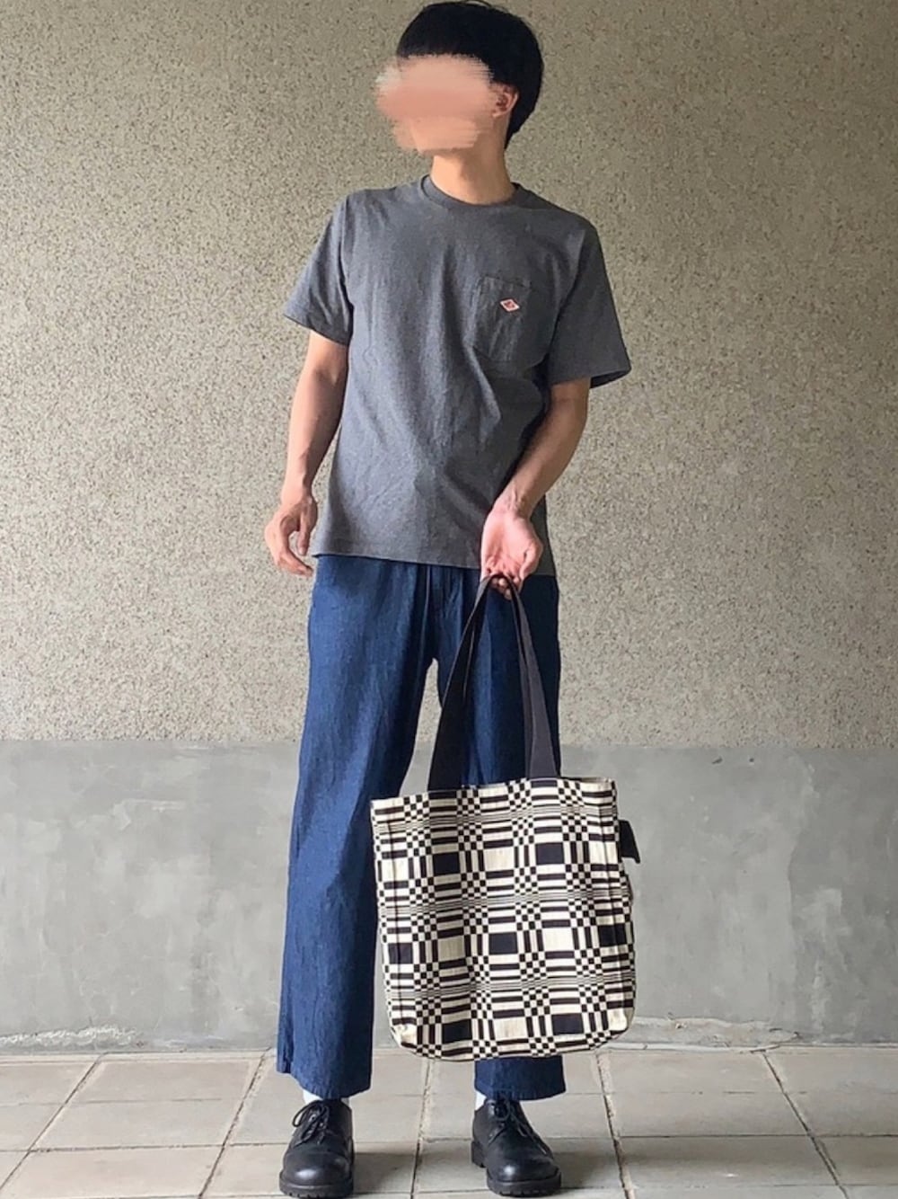 「Danton、ワイドデニム、ワイドパンツ、birkenstock、トートバッグ、Johanna Gullichsen、ポケットＴシャツ、ロゴT、シンプルコーデ、グレーTシャツ」｜「DANTONのDANTON / ロゴ ポケット Tシャツ（Tシャツ/カットソー、グレー系）」を使った、はるさん（メンズ・178cm）の夏コーディネートの1枚目の写真