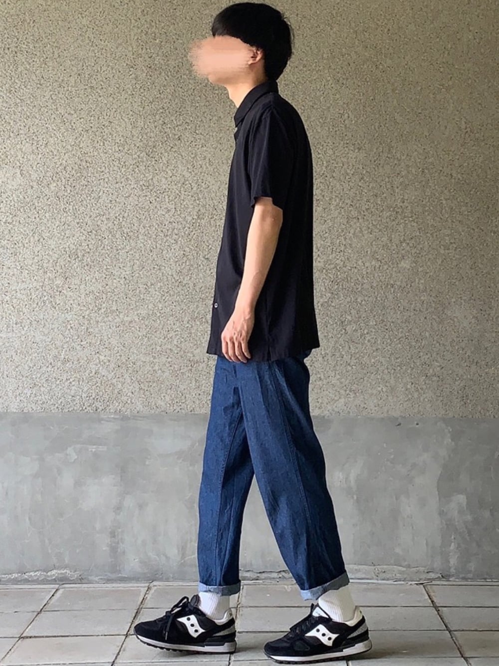 「オーバーサイズ、ゆるコーデ、カジュアルコーデ、シンプル、シンプルコーデ、ポロシャツ、UNIQLO、ワイドパンツ、ワイドデニム、黒スニーカー」｜「UNIQLOのエアリズムフルオープンポロ（半袖）（シャツ/ブラウス、ブラック系）」を使った、はるさん（メンズ・178cm）の夏コーディネートの1枚目の写真