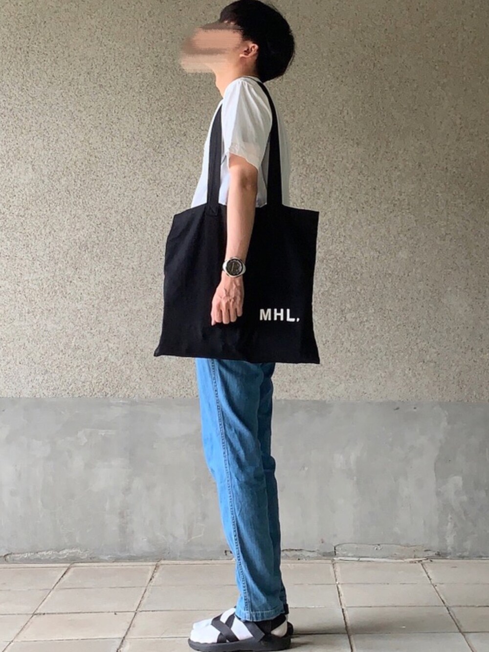 「トートバック、半袖シャツ、バンドカラー、バンドカラーシャツ、デニムパンツ、イージーパンツ、スポーツサンダル、MHL.、chaco、UNIQLO」｜「MHL.のLIGHT COTTON DRILL（トートバッグ、ブラック系）」を使った、はるさん（メンズ・178cm）の夏コーディネートの1枚目の写真