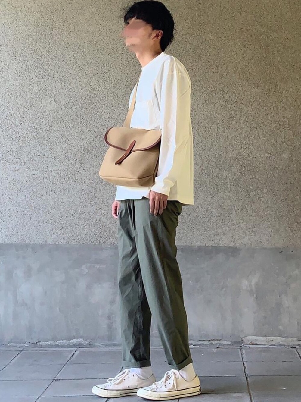 「秋のコーデ、シンプルコーデ、プチプラ、UNIQLO、UNIQLO U、ユニクロ、ユニクロユー、クルーネック、白Tシャツ、BRADY」｜「UNIQLOのクルーネックＴ（長袖）（Tシャツ/カットソー、ホワイト系）」を使った、はるさん（メンズ・178cm）の秋コーディネートの1枚目の写真