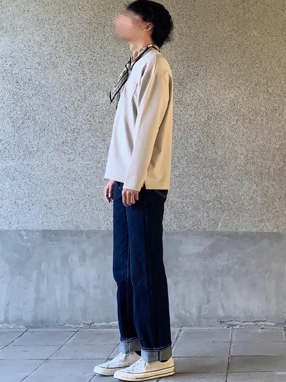 「秋コーデ、シンプル、ワイドパンツ、ワイドデニム、ワイドシルエット、ベージュ、スカーフ、スカーフアレンジ、LEE、ロンT」｜「JUNREDの【吸水速乾】ポンチクルーネックカットソー（Tシャツ/カットソー、ベージュ系）」を使った、はるさん（メンズ・178cm）の秋コーディネートの1枚目の写真