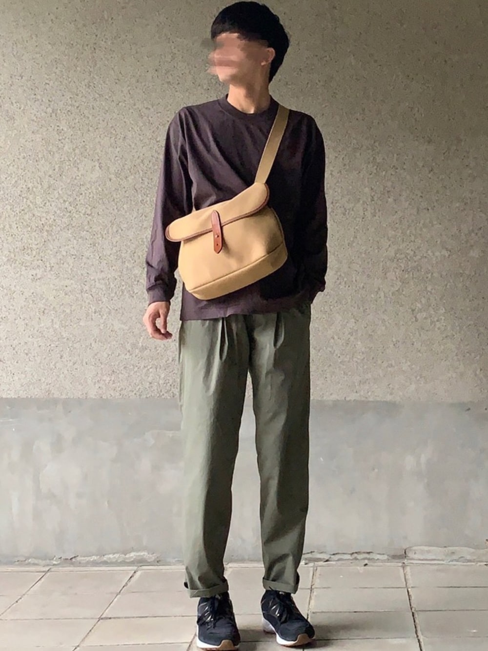 「秋のコーデ、ブラウンコーデ、大人カジュアル、UNIQLOU、クルーネックTシャツ、BRADY、エアハラチ、UNIQLO」｜「UNIQLOのクルーネックT（長袖）（Tシャツ/カットソー、ブラウン系）」を使った、はるさん（メンズ・178cm）の秋コーディネートの1枚目の写真