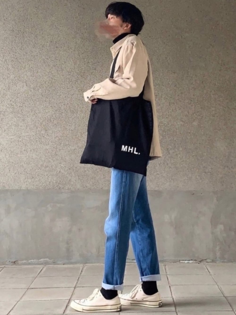 「春、春コーデ、シンプルコーデ、CT70s、converse、MHL.、FUDGE、デニムパンツ、ベージュ、古着」｜「MHL.のLIGHT COTTON DRILL（トートバッグ、ブラック系）」を使った、はるさん（メンズ・178cm）の春コーディネートの1枚目の写真
