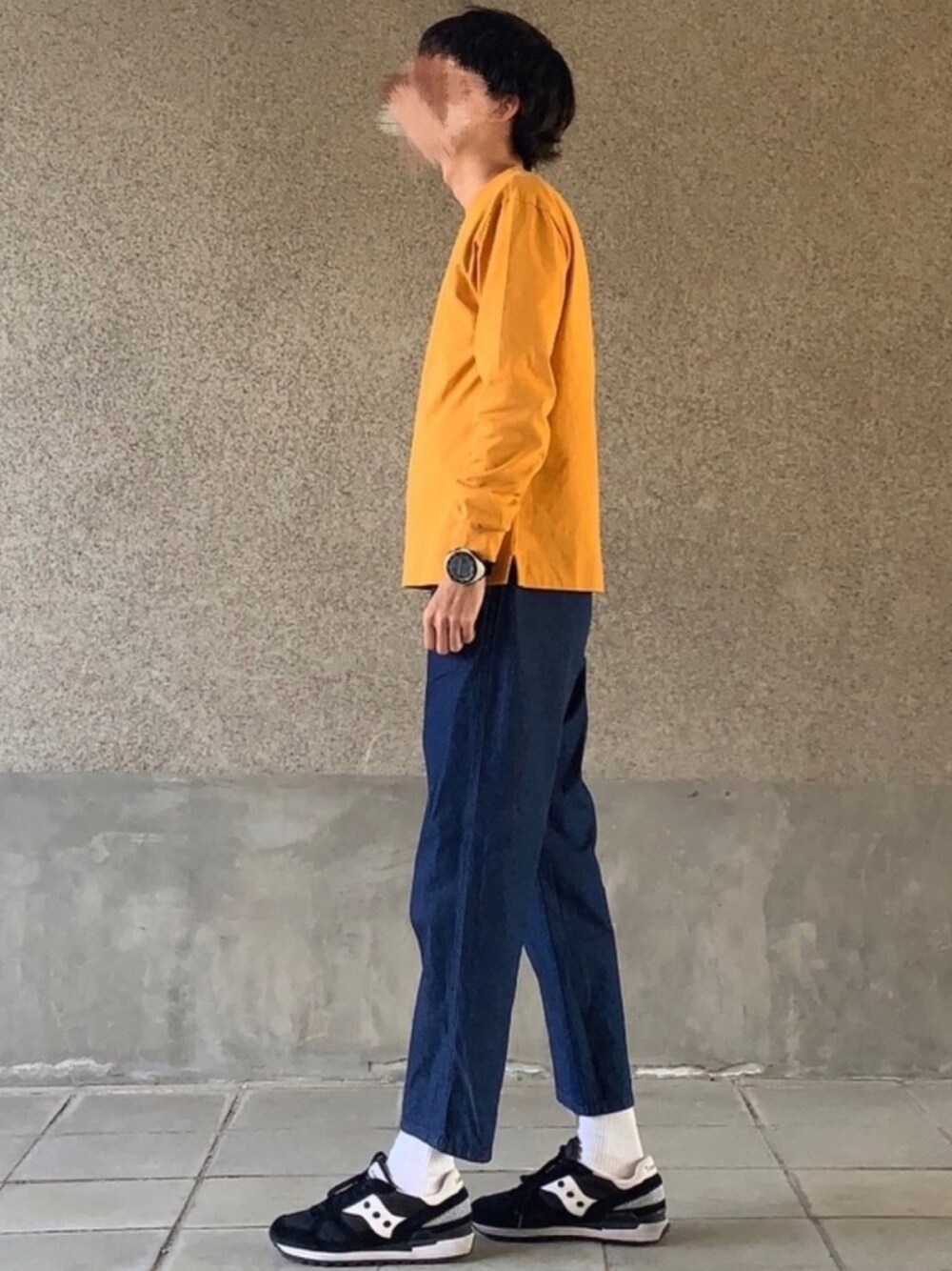 「春コーデ、シンプルコーデ、ワイドパンツ、ワイドデニム、MHL.、イエロー、のび太、メンズライク、カジュアル、平成最後のWEARISTAセンバツ」｜「SUUNTOのREGATTA（アナログ腕時計、ホワイト系）」を使った、はるさん（メンズ・178cm）の春コーディネートの1枚目の写真