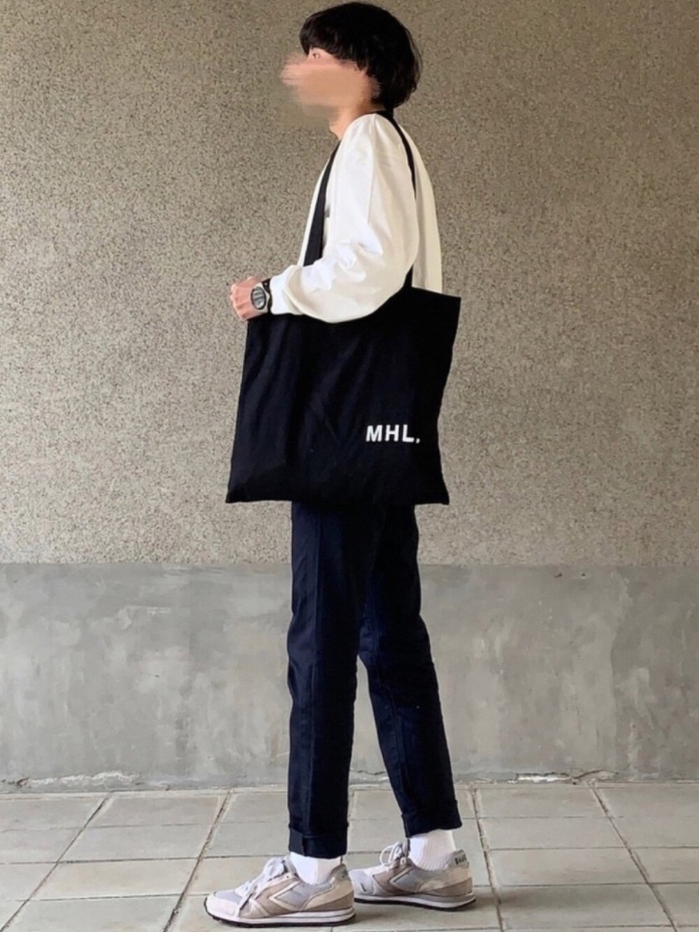 「春コーデ、シンプルコーデ、モノトーンコーデ、白Tシャツ、白ソックス、トートバッグ、メンズライク、MHL.、平成最後のWEARISTAセンバツ」｜「BROOKSのBROOKS MENS CHARIOT（スニーカー、グレー系）」を使った、はるさん（メンズ・178cm）の春コーディネートの1枚目の写真