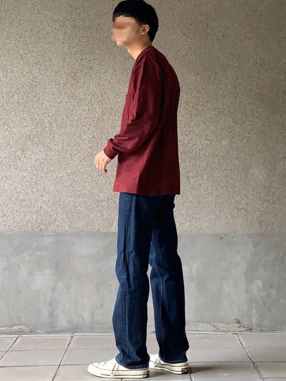 「CT70s、converse、UNIQLOU、UNIQLO、プチプラ、ワイドパンツ、ワイドデニム、シンプル」｜「UNIQLOのクルーネックT（長袖）（Tシャツ/カットソー、レッド系）」を使った、はるさん（メンズ・178cm）の秋コーディネートの1枚目の写真