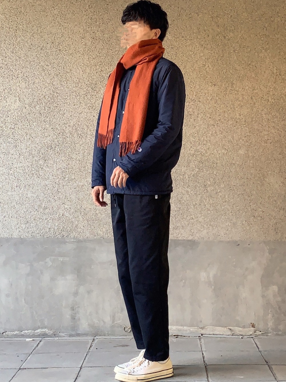 「冬のコーデ、マフラー、マフラーアレンジ、コーチジャケット、テラコッタ、テラコッタ×ネイビー、Champion、converse、CT70s、barbour」｜「Championの【別注】＜Champion(チャンピオン） × BY＞ SP BOA COACH/コーチジャケット◆（ナイロンジャケット、ブルー系）」を使った、はるさん（メンズ・178cm）の秋コーディネートの1枚目の写真