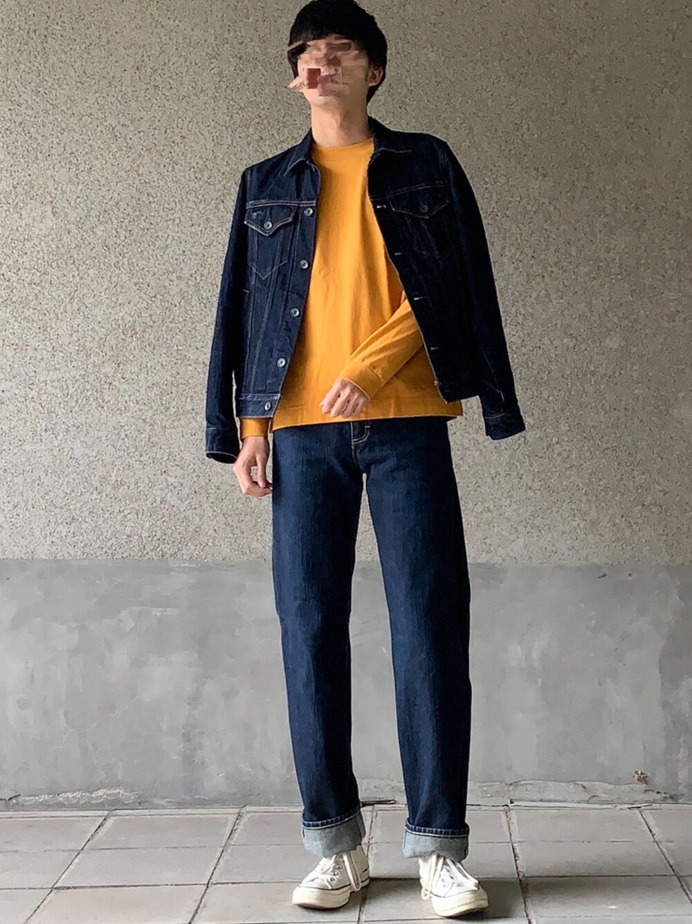 「秋のコーデ、デニムジャケット、デニムパンツ、デニムオンデニム、デニムワイドパンツ、さし色、イエロー、converse、CT70s、ロールアップ」｜「MHL.のMATT COTTON JERSEY（Tシャツ/カットソー、イエロー系）」を使った、はるさん（メンズ・178cm）の秋コーディネートの1枚目の写真