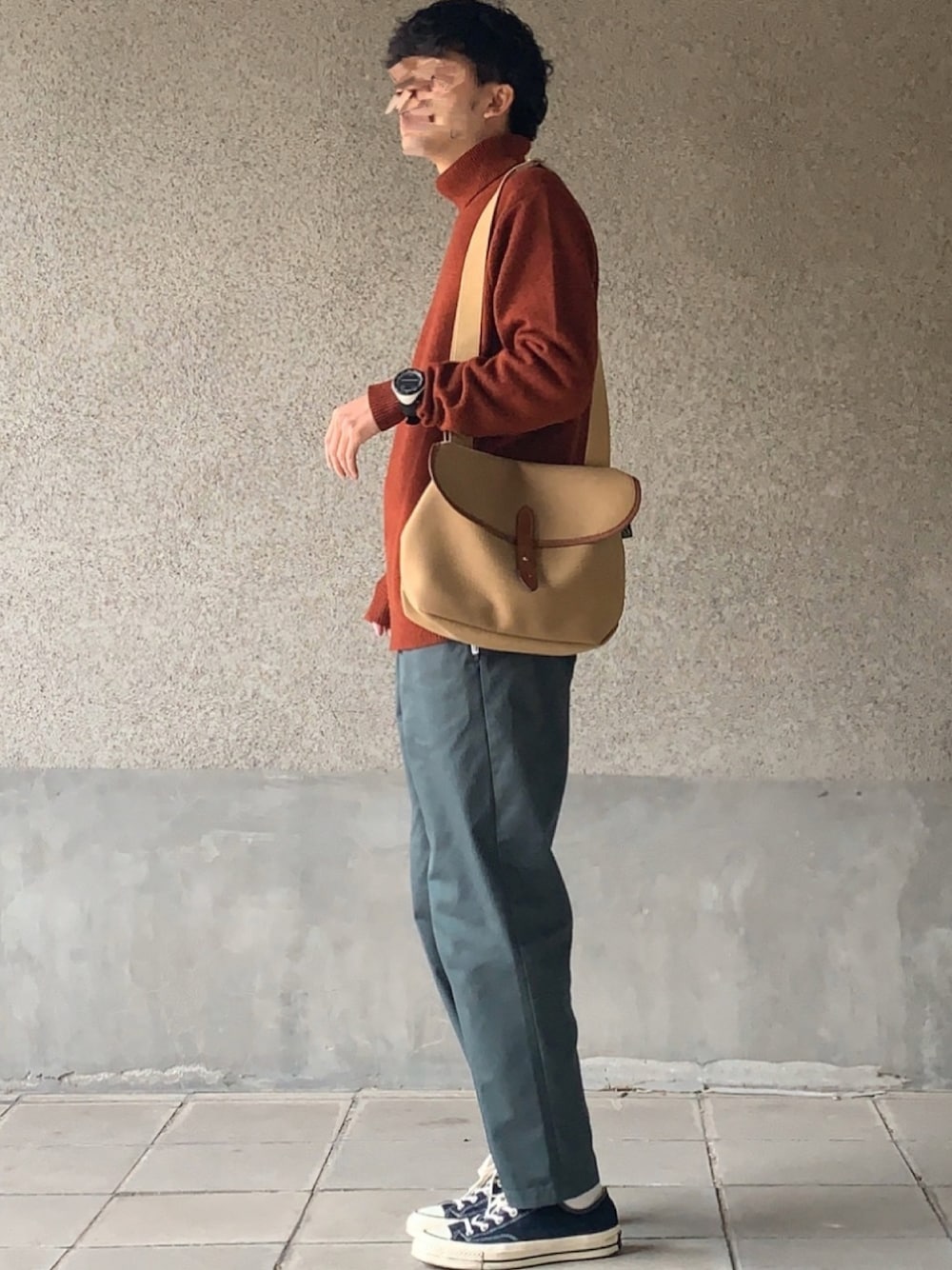 「プレミアムラムタートルネックセーター、タートルネック、タートルネックニット、オレンジ、オレンジニット、UNIQLO、ユニクロ、プチプラコーデ、シンプルコーデ」｜「BRADYのアイテム（バッグ、ベージュ系）」を使った、はるさん（メンズ・178cm）の冬コーディネートの1枚目の写真