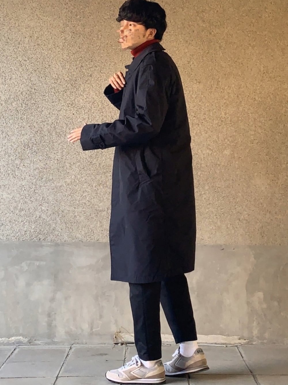 「年末WEAR感謝祭、ステンカラーコート、黒コーデ、黒コート、オーバーサイズコート、軍物、赤ニット、USNAVY、古着MIX、シンプルコーデ」｜「UNIQLOのカシミヤタートルネックセーター（長袖）（ニット/セーター、レッド系）」を使った、はるさん（メンズ・178cm）の冬コーディネートの1枚目の写真