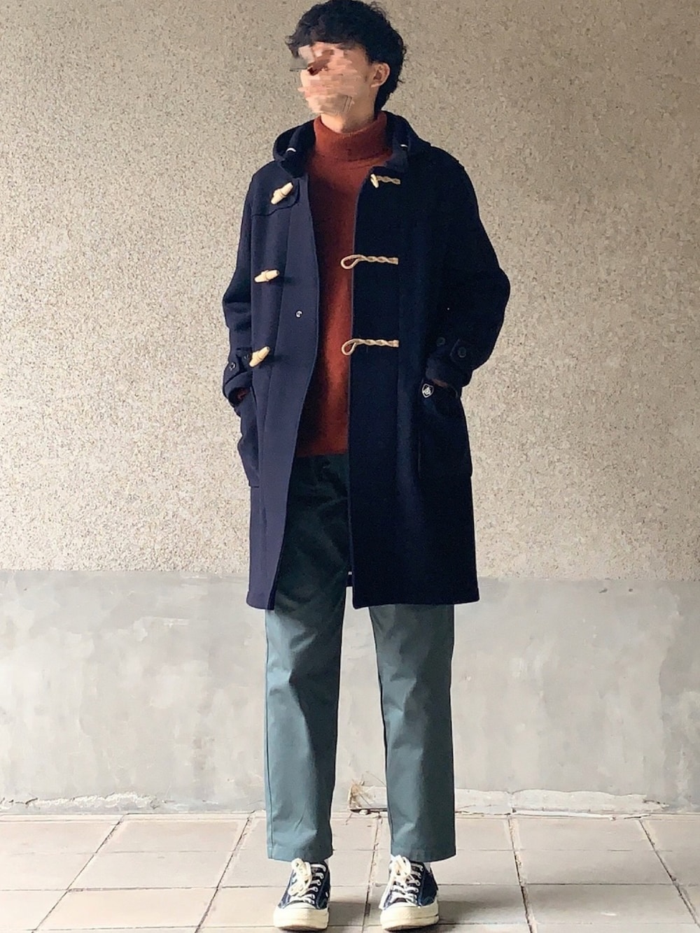 「年末WEAR感謝祭、オーシバル、orcival、ダッフルコート、オレンジニット、タートルネックニット、カーキパンツ、ネイビーコート、ロングコート、シンプルコーデ」｜「UNIQLOのプレミアムラムタートルネックセーター（長袖）（ニット/セーター、オレンジ系）」を使った、はるさん（メンズ・178cm）の冬コーディネートの1枚目の写真