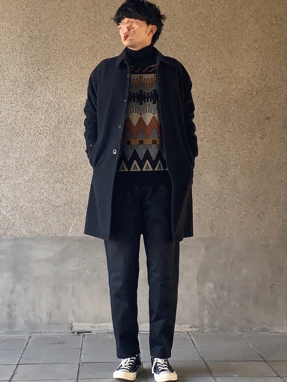 「ステンカラーコート、シンプル、ニット、タートルネックニット、converse、CT70s、ブラックコーデ、シンプルコーデ、休日スタイル、冬アウター着回しチャレンジ」｜「JOURNAL STANDARD relumeの【19FW】CALIFORNIA シェフパンツ2（その他パンツ、ブラック系）」を使った、はるさん（メンズ・178cm）の冬コーディネートの1枚目の写真