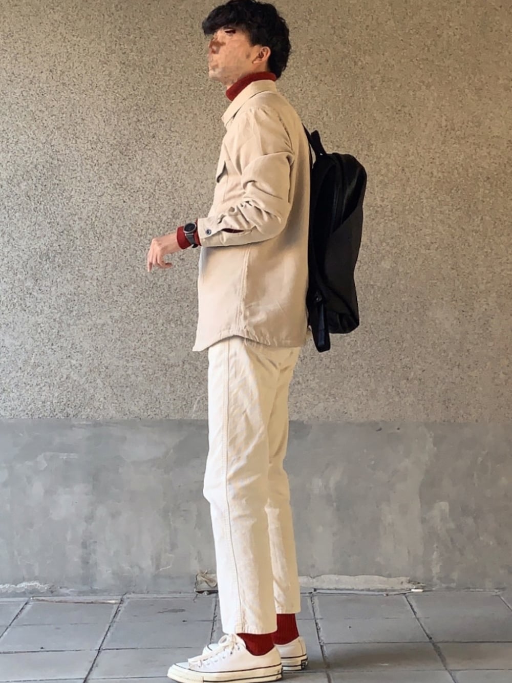 「タートルネック、白パンツ、ホワイトコーデ、リュック、シンプル、赤ニット、UNIQLO U、プチプラコーデ」｜「UNIQLOのカシミヤタートルネックセーター（長袖）（ニット/セーター、レッド系）」を使った、はるさん（メンズ・178cm）の冬コーディネートの1枚目の写真