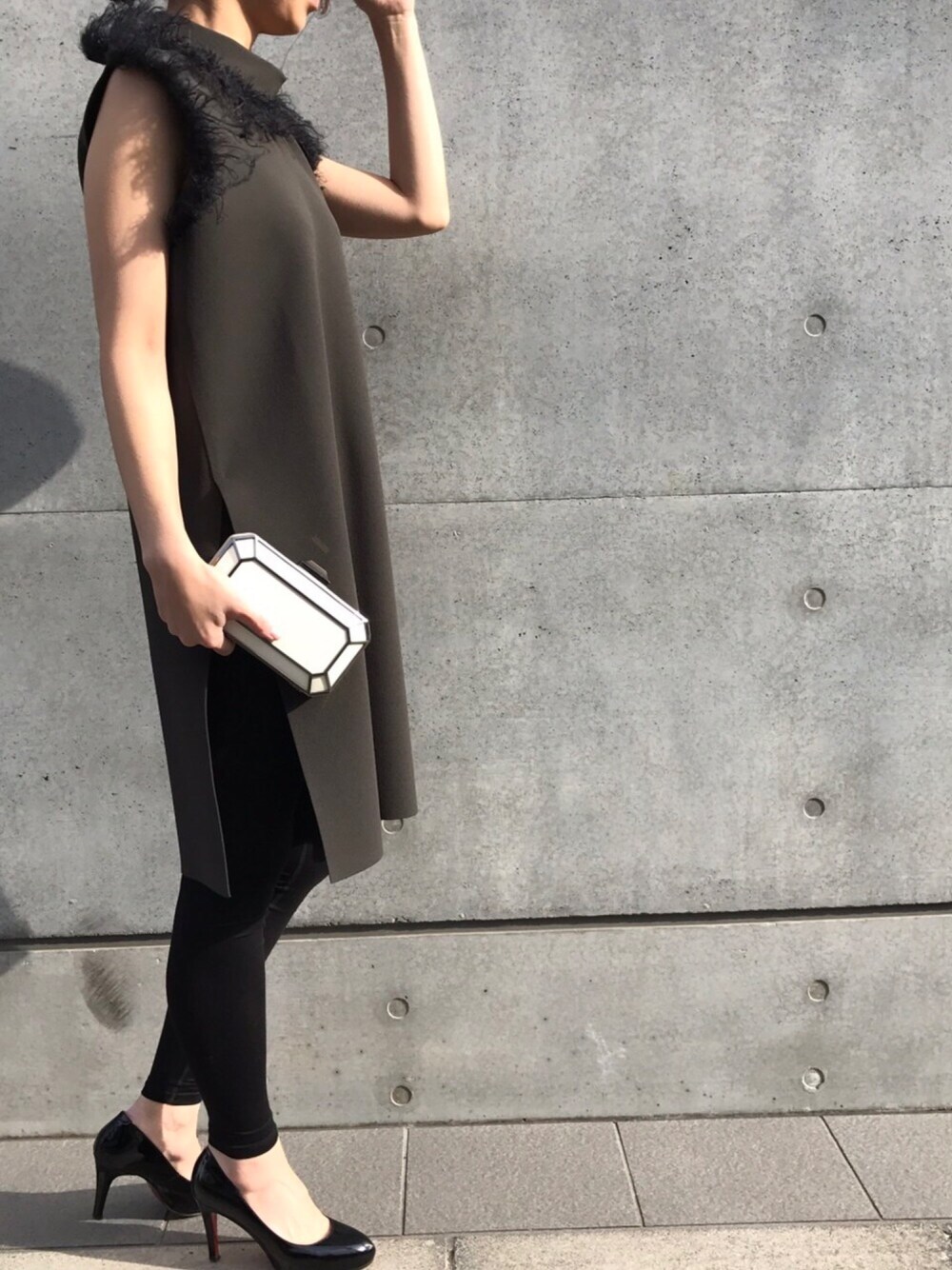 その他のドレス、ホワイト系のクラッチバッグを着用したレディースの冬コーディネートの1枚目の写真