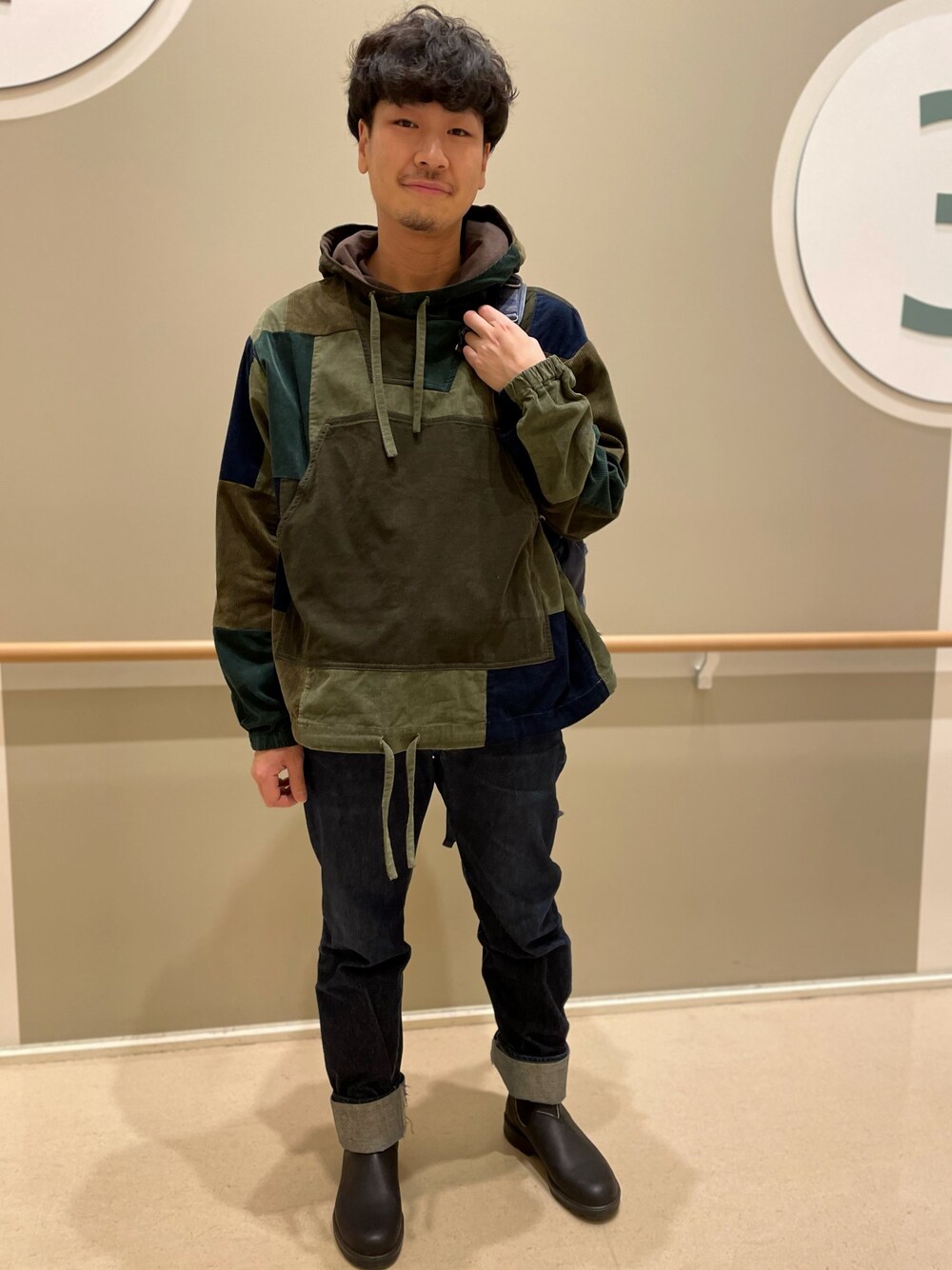 「冬、おしゃれさんと繋がりたい、大人カジュアル、ゆるコーデ、クリスマスコーデ、beams plus、blundstone、TENDER Co.、いいね、save、フォローお願いします🤑、デニム」｜「BEAMS PLUSのBEAMS PLUS / コーデュロイ パッチワーク アノラック（ブルゾン、グリーン系）」を使った、Mayu Hashimotoさん（メンズ・174cm）の冬コーディネートの1枚目の写真