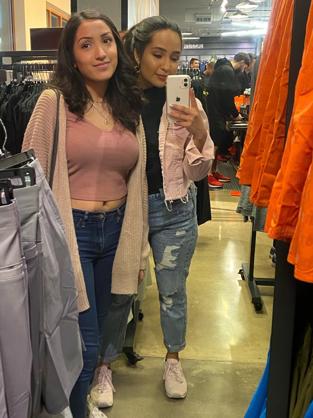 「pink、H&M、christmas、Texas、mall、Saturday」｜「H&Mのアイテム（デニムパンツ、ブルー系）」を使った、rebeccaapadronさん（レディース・155cm）の冬コーディネートの1枚目の写真