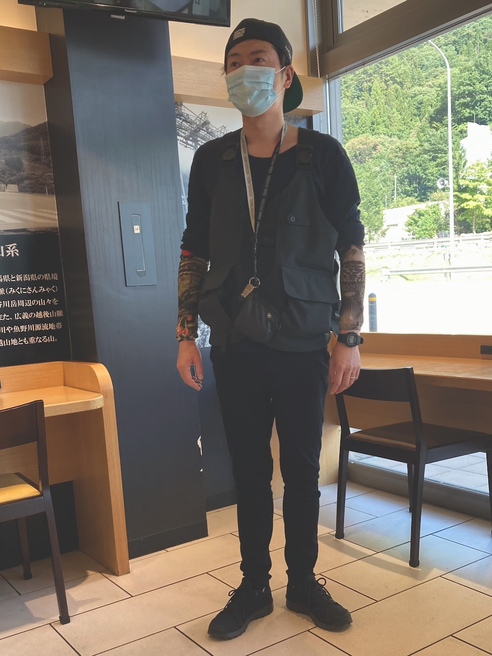 「秋コーデ、キャップ、スノーピーク、タキビベスト」｜「UNIQLOのウルトラストレッチジーンズ（デニムパンツ、ブルー系）」を使った、瑞谷さん（メンズ・177cm）の秋コーディネートの1枚目の写真