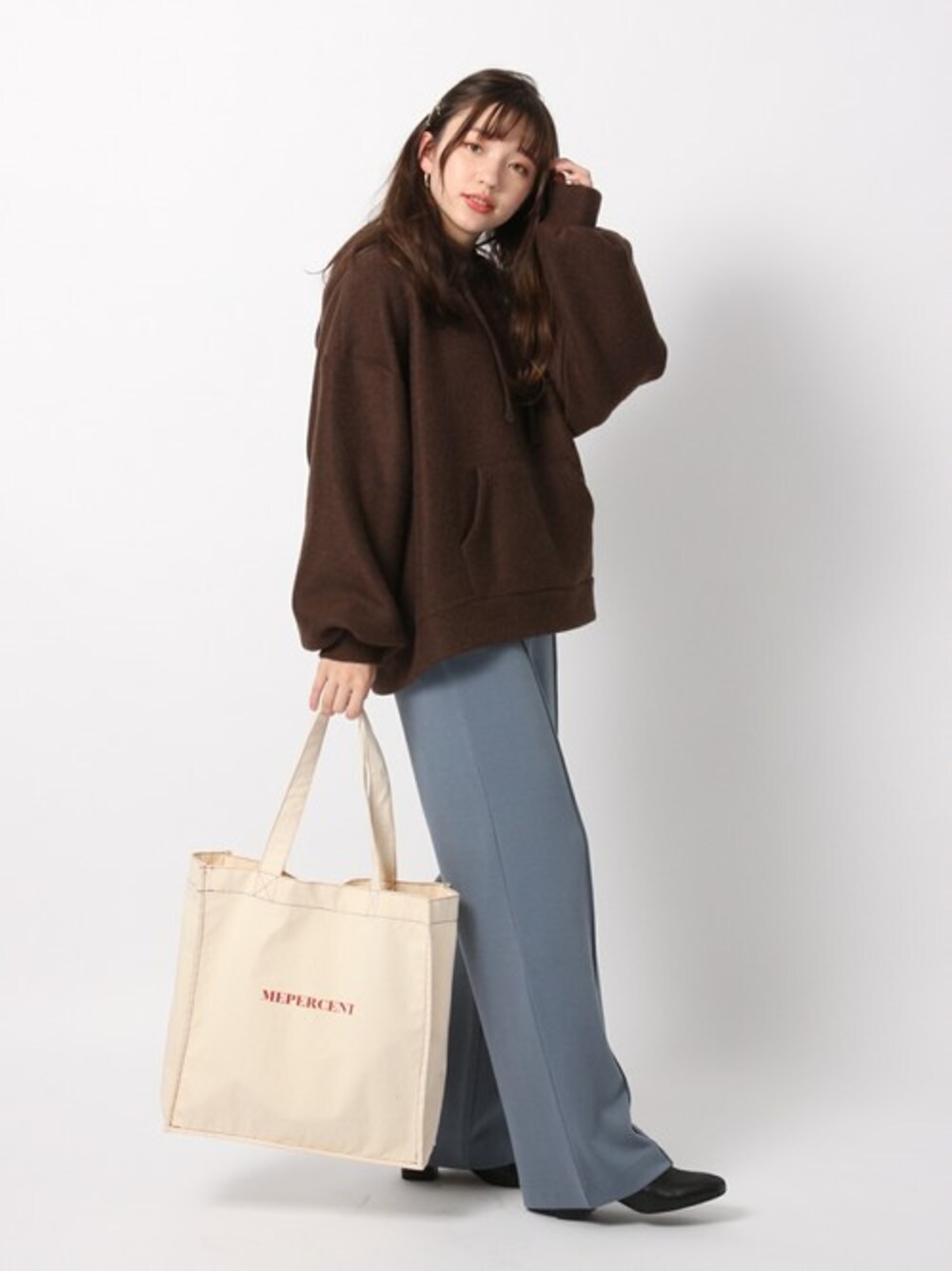 「トートバッグ、冬コーデ、Heather、プチプラ、ootd、プチプラコーデ、outfit、今日のコーデ、Me%、ミィパーセント」｜「Me%のウネウネメタルＳＥＴピン（ヘアピン、イエロー系）」を使った、Me%さん（レディース・161cm）の冬コーディネートの1枚目の写真