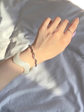 「アイテム（バングル/リストバンド）」を使った、Me%さん（レディース・161cm）の春コーディネート