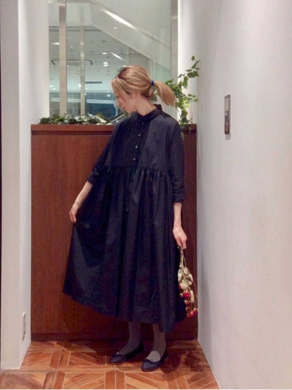 「春コーデ、オトナカジュアル、du noir、pualcecin、ピュアルセシン、ブラックコーデ、ワントーン、ワントーンコーデ」｜「PUAL CE CINのメッシュバレーシューズ【日本製 】（その他シューズ、ブラック系）」を使った、nagashimaさん（レディース・160cm）の春コーディネートの1枚目の写真