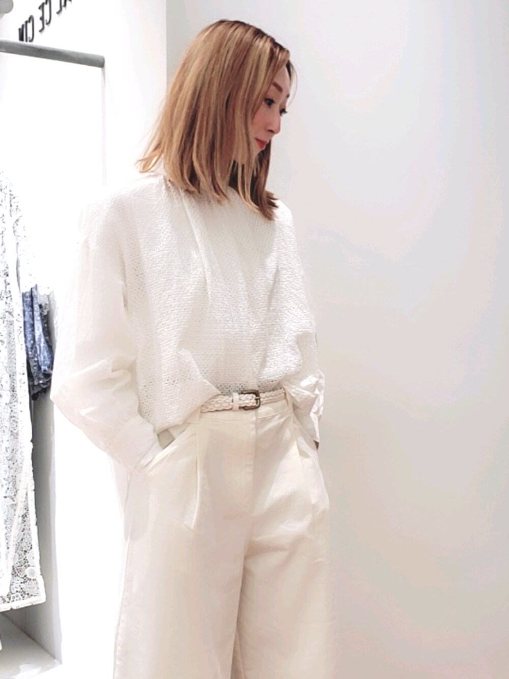 「ホワイトコーデ、春コーデ、ワントーンコーデ、レーストップス、レースブラウス、ワイドパンツ、du noir」｜「PUAL CE CINのチノストレッチタックワイドパンツ（その他パンツ、ホワイト系）」を使った、nagashimaさん（レディース・160cm）の春コーディネートの1枚目の写真