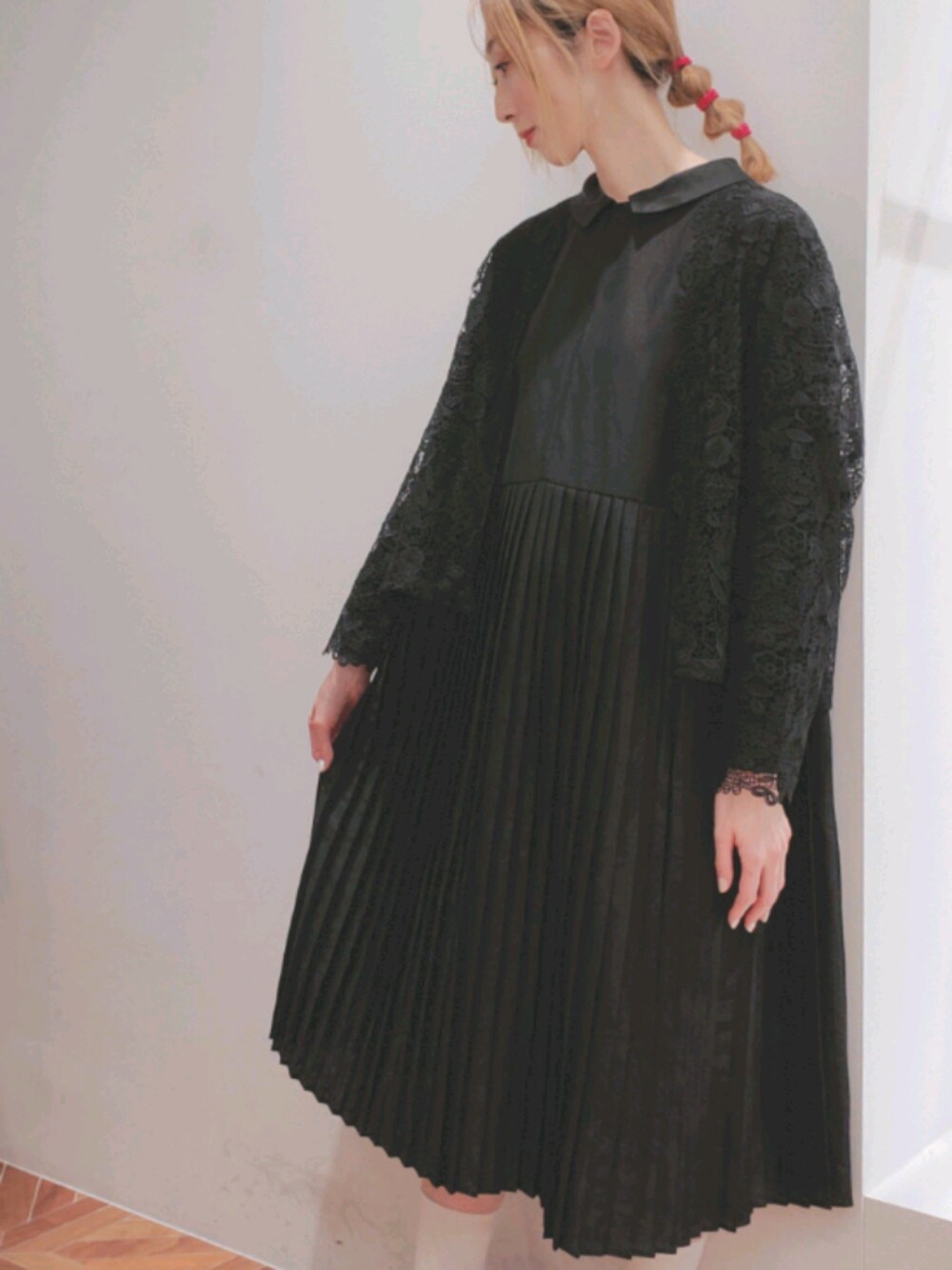 「du noir、pualcecin、ピュアルセシン、ワントーンコーデ、ブラックコーデ、プリーツワンピース、レースブラウス、大人カジュアル」｜「PUAL CE CINの【Kanocoさん着用】プリーツワンピース（ワンピース、ブラック系）」を使った、nagashimaさん（レディース・160cm）の春コーディネートの1枚目の写真