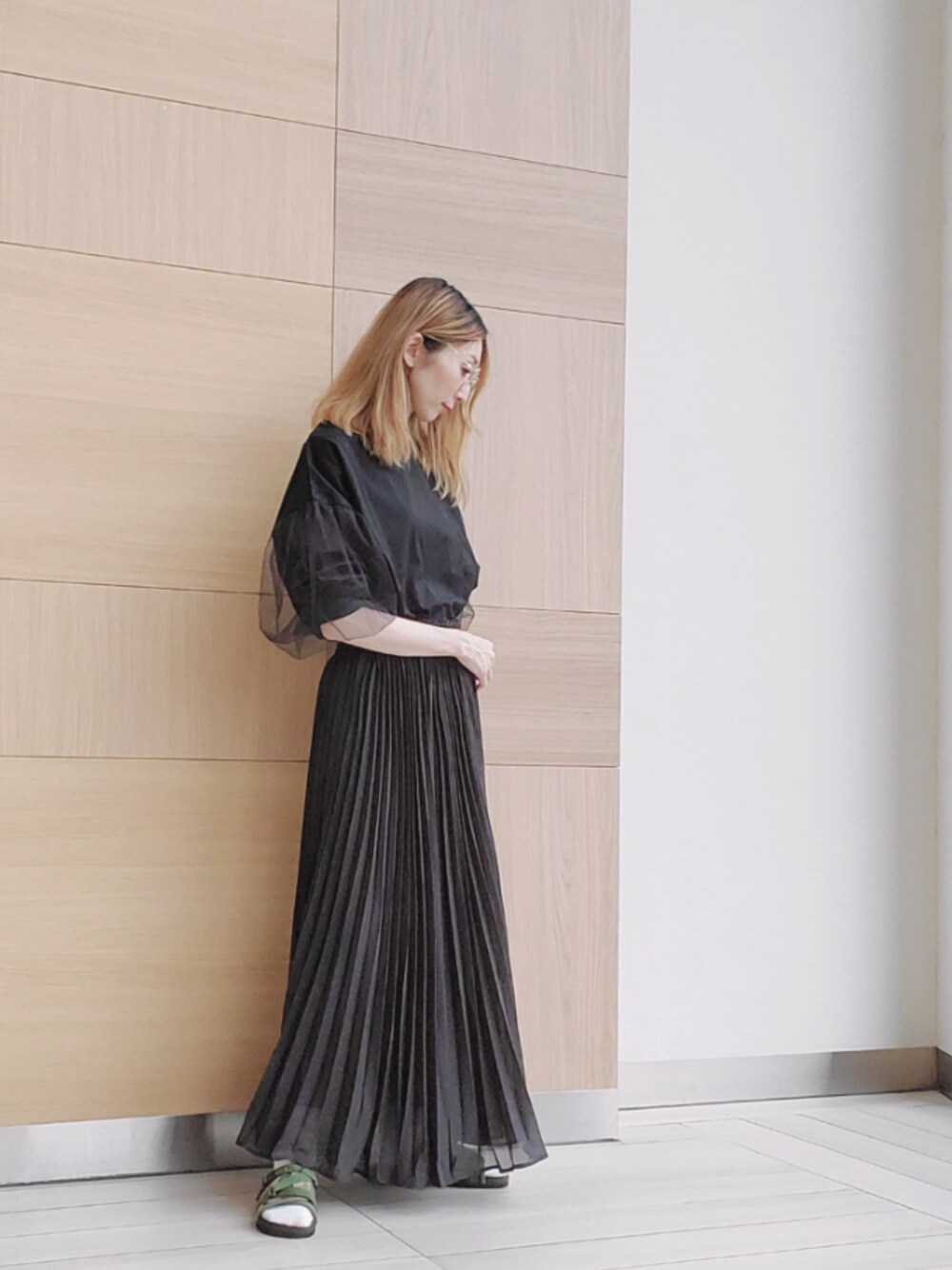「ブラックコーデ、ワントーンコーデ、チュールトップス、チュール袖、チュールスリーブ、プリーツスカート、ロングスカート、サンダルコーデ、初夏コーデ、pualcecin」｜「PUAL CE CINのスパンローンプリーツスカート（スカート、ブラック系）」を使った、nagashimaさん（レディース・160cm）の春コーディネートの1枚目の写真