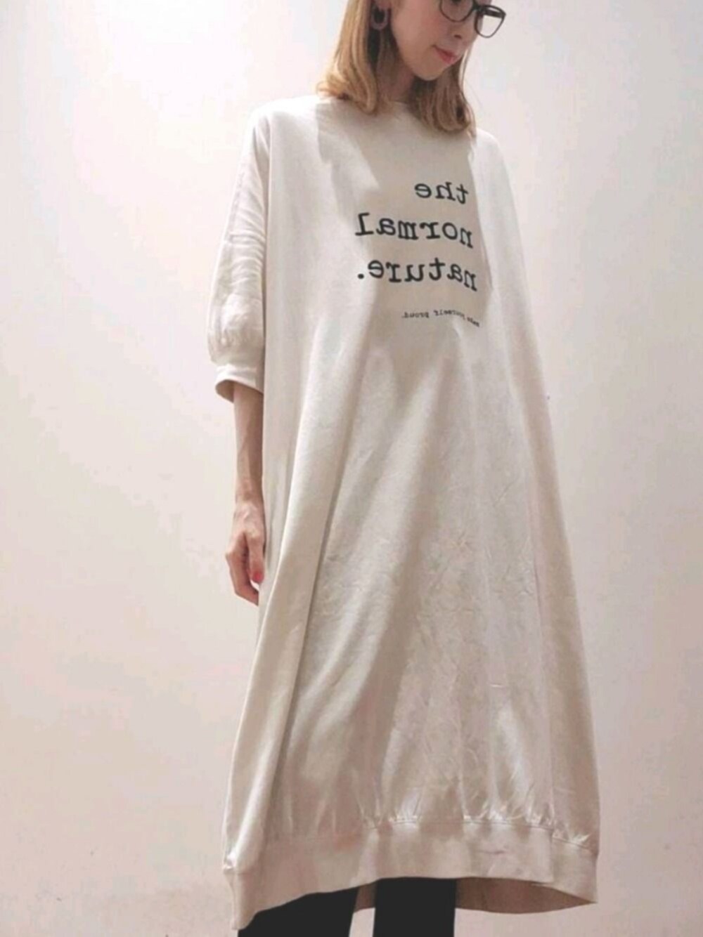「ワンピースコーデ、おうちファッション、おうちスタイル、ロゴワンピース、モノトーンコーデ、pualcecin、ピュアルセシン、夏コーデ、オトナカジュアル」｜「PUAL CE CINのＭＯＯＲＥ　ＰｔＴシャツ（Tシャツ/カットソー、ベージュ系）」を使った、nagashimaさん（レディース・160cm）の夏コーディネートの1枚目の写真