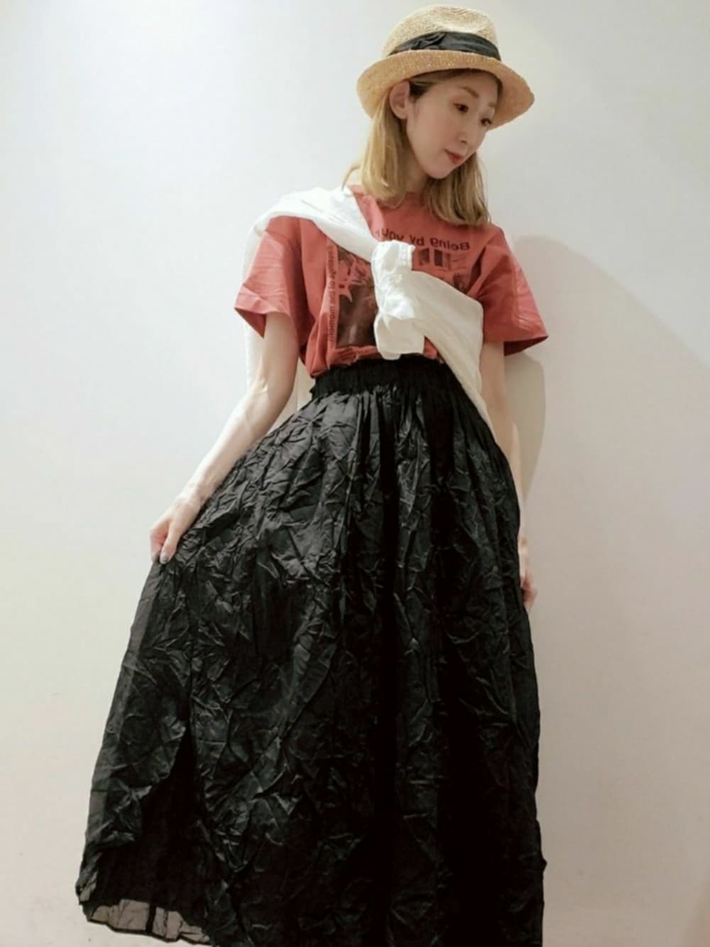 「フォトT、フォトプリント、フォトＴシャツ、赤Tシャツ、クリンクルスカート、しわ加工、ボリュームスカート、たすき掛け、ハットコーデ、pualcecin」｜「PUAL CE CINの【kazumiさん着用】ボイルクリンクルスカート（スカート、ブラック系）」を使った、nagashimaさん（レディース・160cm）の夏コーディネートの1枚目の写真