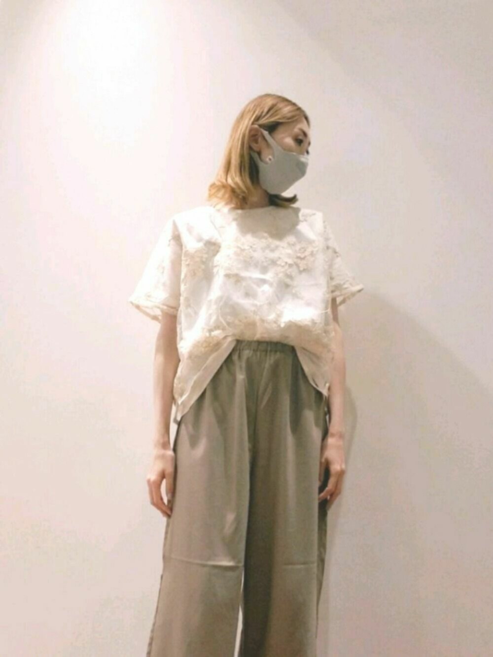 「刺繍トップス、ベージュコーデ、ベージュパンツ、pualcecin、ピュアルセシン、夏コーデ、大人カジュアル、ハイトーンカラー、カジュアルコーデ」｜「PUAL CE CINのコード刺繍T（Tシャツ/カットソー、ベージュ系）」を使った、nagashimaさん（レディース・160cm）の夏コーディネートの1枚目の写真