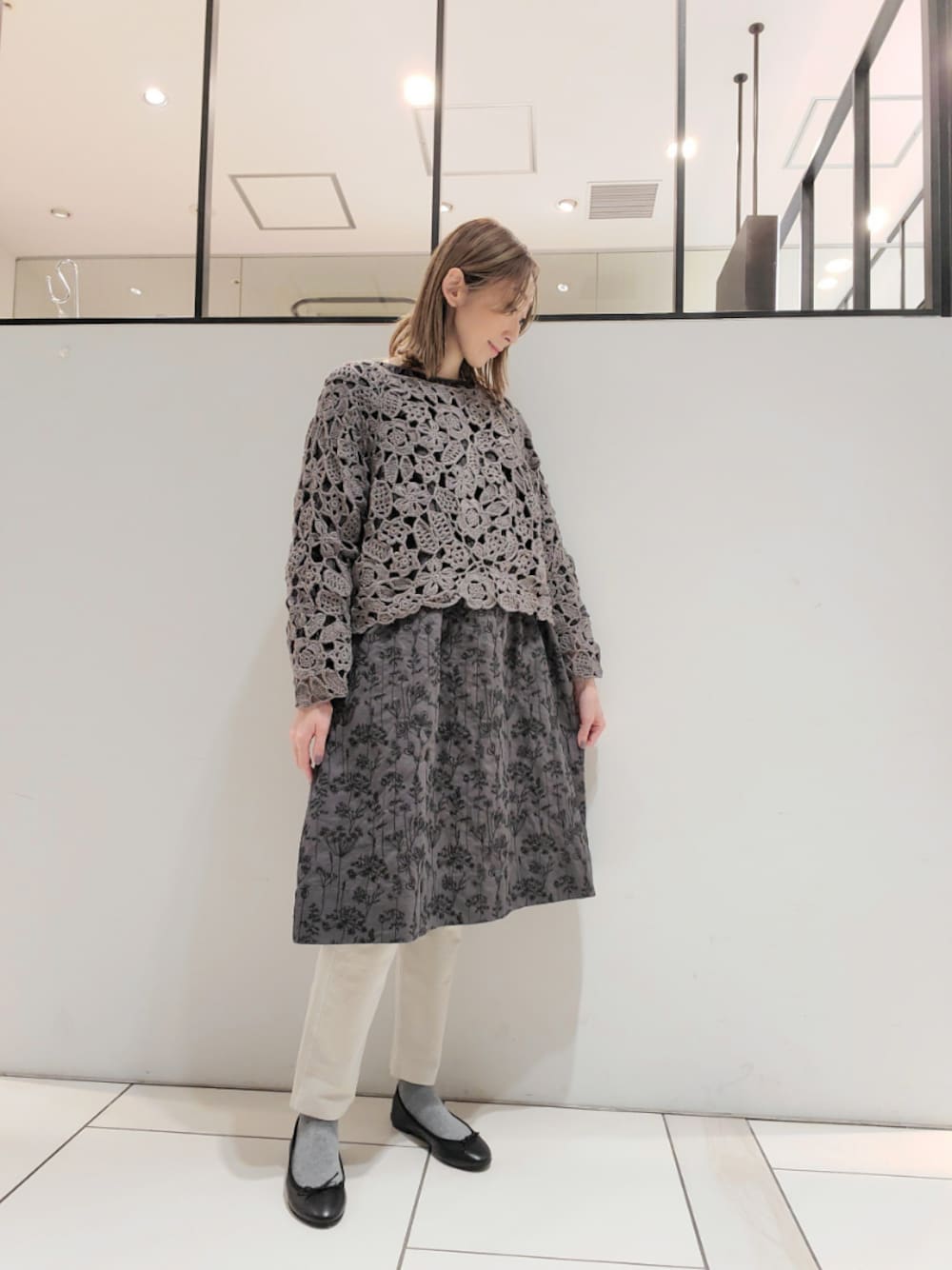 「かぎ針編みニット、かぎ針編み、春ニット、ボタニカル、刺繍ワンピース、ワンピースコーデ、pualcecin、ピュアルセシン、春コーデ、バレエシューズ」｜「PUAL CE CINのボタニカル刺繍ワンピース（ワンピース、グレー系）」を使った、nagashimaさん（レディース・160cm）の春コーディネートの1枚目の写真