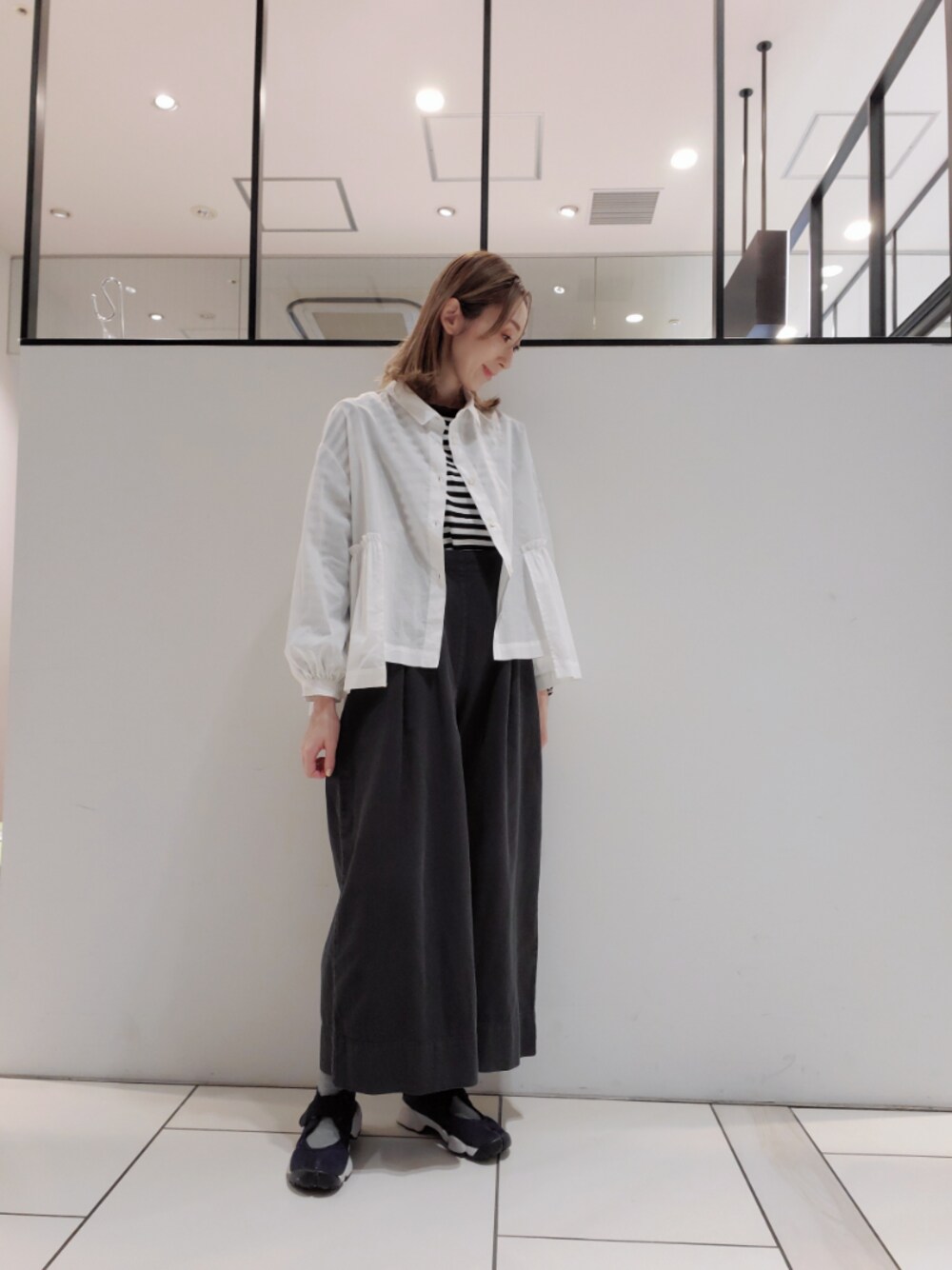 「モノトーンコーデ、サスペンダーパンツ、シャツスタイル、休日スタイル、du noir、pualcecin、ピュアルセシン、春コーデ、ナイキエアリフト、エアリフト」｜「PUAL CE CINの甘織ツイルサスペンダーパンツ（その他パンツ、ブラック系）」を使った、nagashimaさん（レディース・160cm）の春コーディネートの1枚目の写真