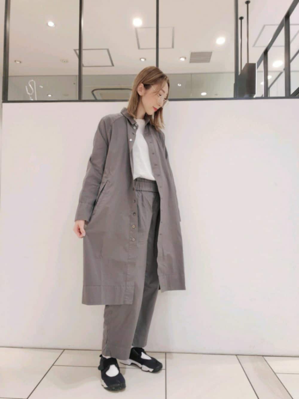「春コーデ、春アウター、春コート、ワンピコート、セットアップ、セットアップスタイル、pualcecin、ピュアルセシン、エアリフト、ナイキエアリフト」｜「PUAL CE CINのピマコットンワンピース／コート（その他アウター、グレー系）」を使った、nagashimaさん（レディース・160cm）の春コーディネートの1枚目の写真