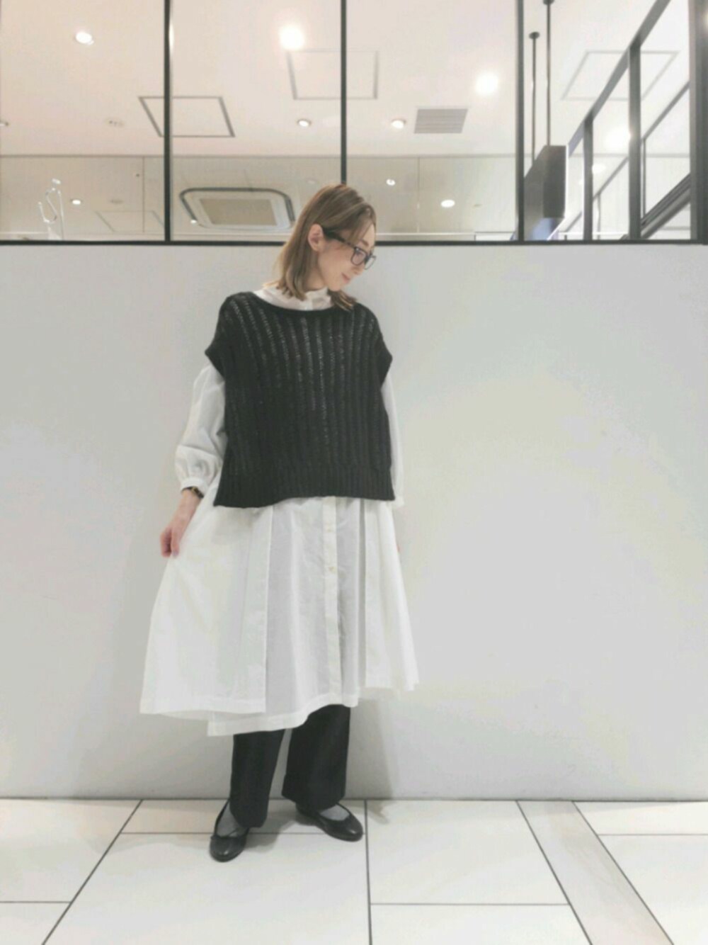 「モノトーンコーデ、春コーデ、ベストコーデ、ワンピースコーデ、バレエシューズ、du noir、pualcecin、ピュアルセシン、大人カジュアル、メガネ女子」｜「PUAL CE CINの【Du noir】オーガニックコットン前開きワンピース（ワンピース、ホワイト系）」を使った、nagashimaさん（レディース・160cm）の春コーディネートの1枚目の写真