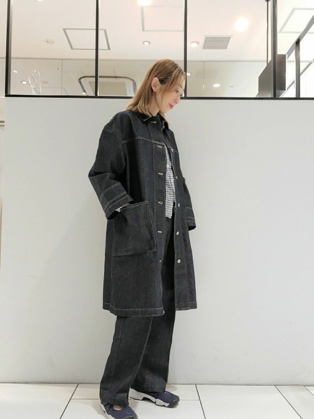 「デニムオンデニム、デニムコーデ、デニムコート、デニムパンツ、春コート、春アウター、pualcecin、ピュアルセシン、du noir、エアリフト」｜「PUAL CE CINの【Du noir】センタープレスデニムパンツ（その他パンツ、ブルー系）」を使った、nagashimaさん（レディース・160cm）の春コーディネートの1枚目の写真