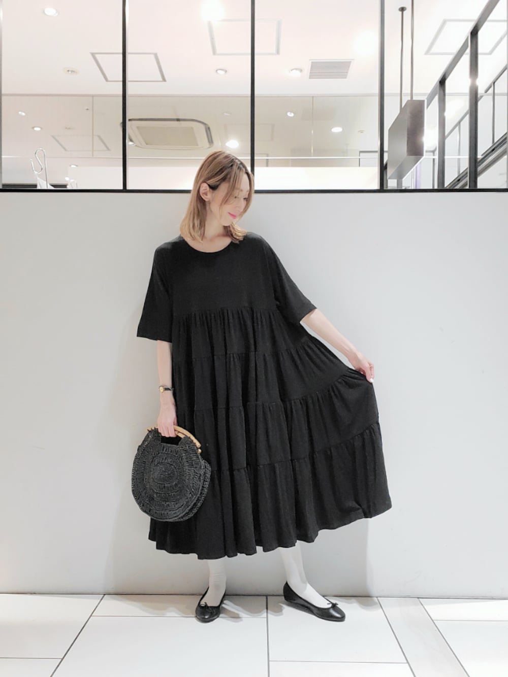「きれいめカジュアル、春夏コーデ、モード、モノトーンコーデ、ティアードワンピース、バレエシューズ×ソックス、ペーパーバッグ、pualcecin、pual ce cin、ピュアルセシン」｜「PUAL CE CINのティアードワンピース（ワンピース、ブラック系）」を使った、nagashimaさん（レディース・160cm）の春コーディネートの1枚目の写真
