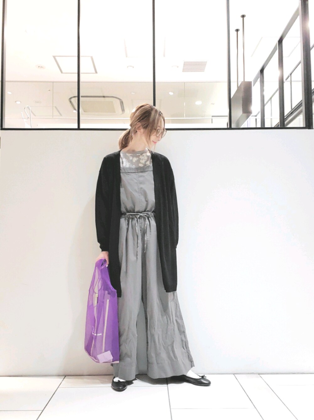 「春夏コーデ、ロングカーディガン、サロペットコーデ、花柄トップス、pualcecin、pual ce cin、ピュアルセシン、バレエシューズ×ソックス、メッシュバッグ、サロペット」｜「PUAL CE CINの【Du noir】接触冷感カーディガン（カーディガン/ボレロ、ブラック系）」を使った、nagashimaさん（レディース・160cm）の春コーディネートの1枚目の写真