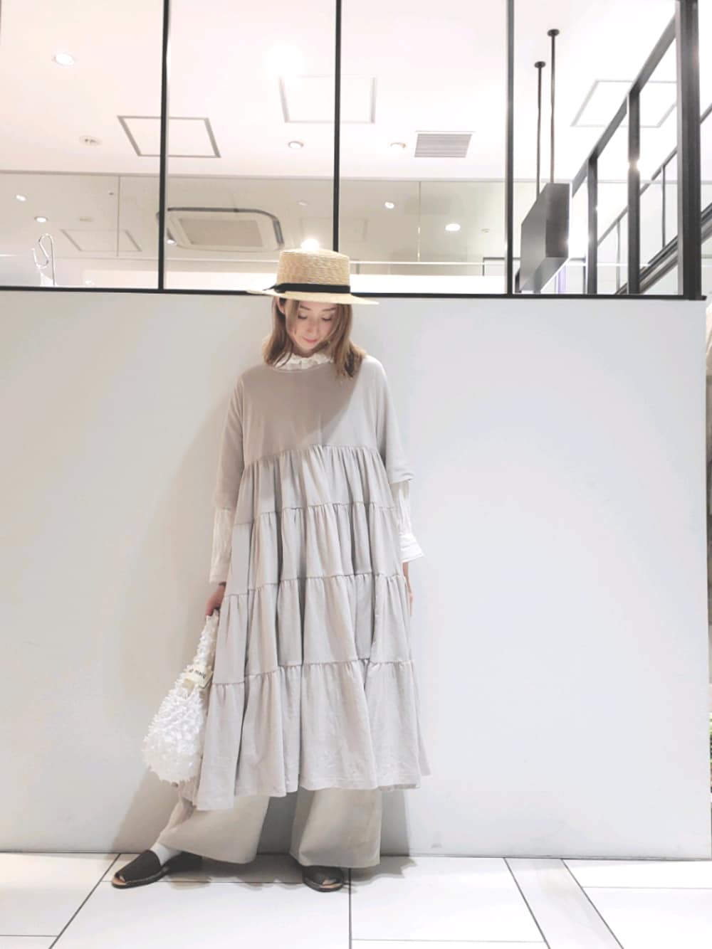 「ティアードワンピース、きれいめカジュアル、春夏コーデ、ナチュラルスタイル、ハットコーデ、ワントーンコーデ、ベージュコーデ、pualcecin、pual ce cin、ピュアルセシン」｜「PUAL CE CINのボイル襟レースブラウス（シャツ/ブラウス、ホワイト系）」を使った、nagashimaさん（レディース・160cm）の春コーディネートの1枚目の写真