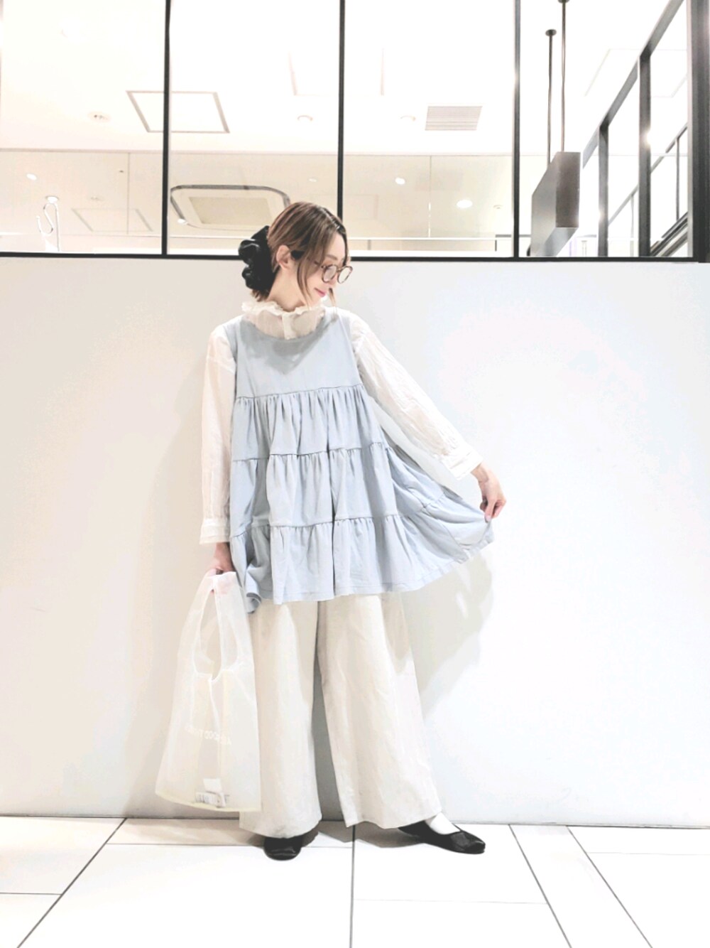 「きれいめカジュアル、春夏コーデ、シアーシャツ、シア―ブラウス、シアートップス、ティアード、シアーバッグ、pualcecin、pual ce cin、ピュアルセシン」｜「PUAL CE CINのティアードノースリーブチュニック（チュニック、ブルー系）」を使った、nagashimaさん（レディース・160cm）の春コーディネートの1枚目の写真