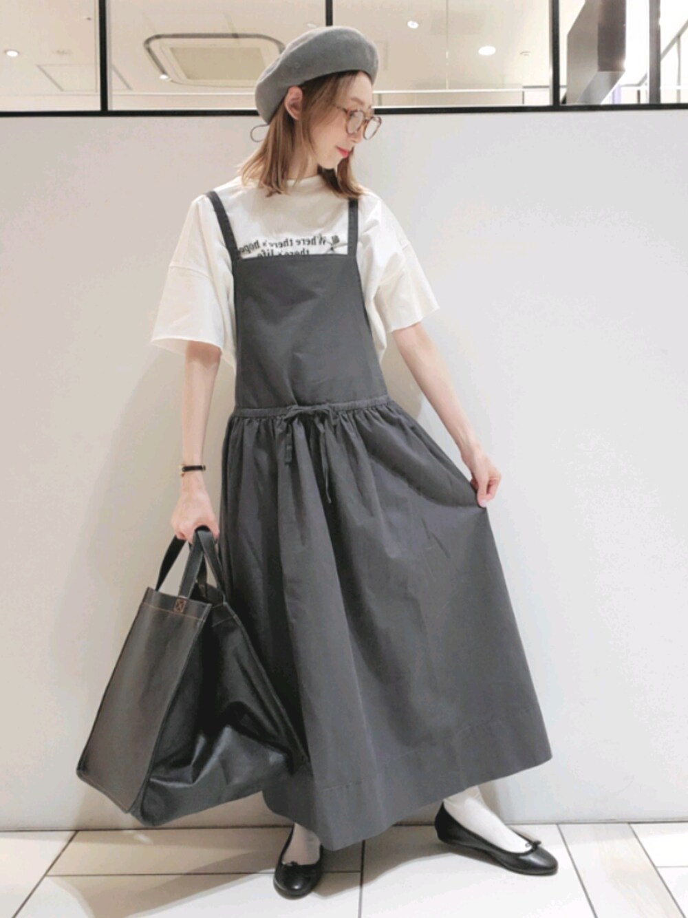 「モノトーンコーデ、ベレー帽、ベレー帽×メガネ、エプロンワンピース、エプロンドレス、Tシャツコーデ、バレエシューズ×ソックス、pualcecin、pual ce cin、ピュアルセシン」｜「PUAL CE CINの【SUBLIME】LOOP　YARN　BERET／ループヤーンベレー帽（ハンチング/ベレー帽、グレー系）」を使った、nagashimaさん（レディース・160cm）の春コーディネートの1枚目の写真