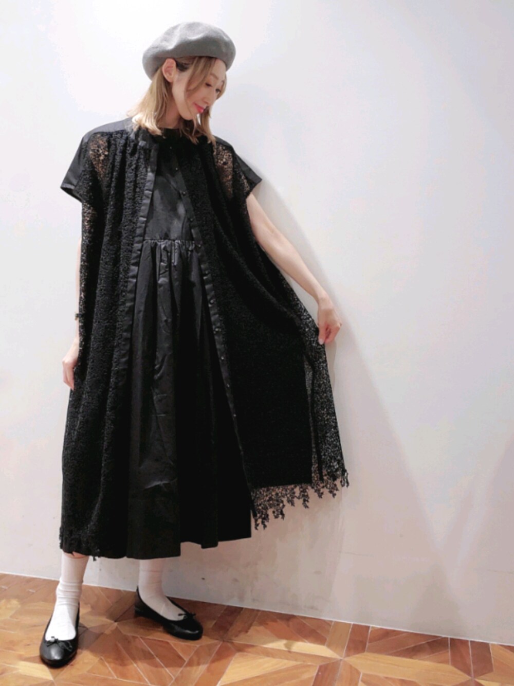 「ワントーンコーデ、ブラックコーデ、モノトーンコーデ、ベレー帽、ケミカルレース、ワンピーススタイル、バレエシューズ×ソックス、ピュアルセシン、pualcecin、pual ce cin」｜「PUAL CE CINのケミカル両耳レースワンピース（ワンピース、ブラック系）」を使った、nagashimaさん（レディース・160cm）の春コーディネートの1枚目の写真